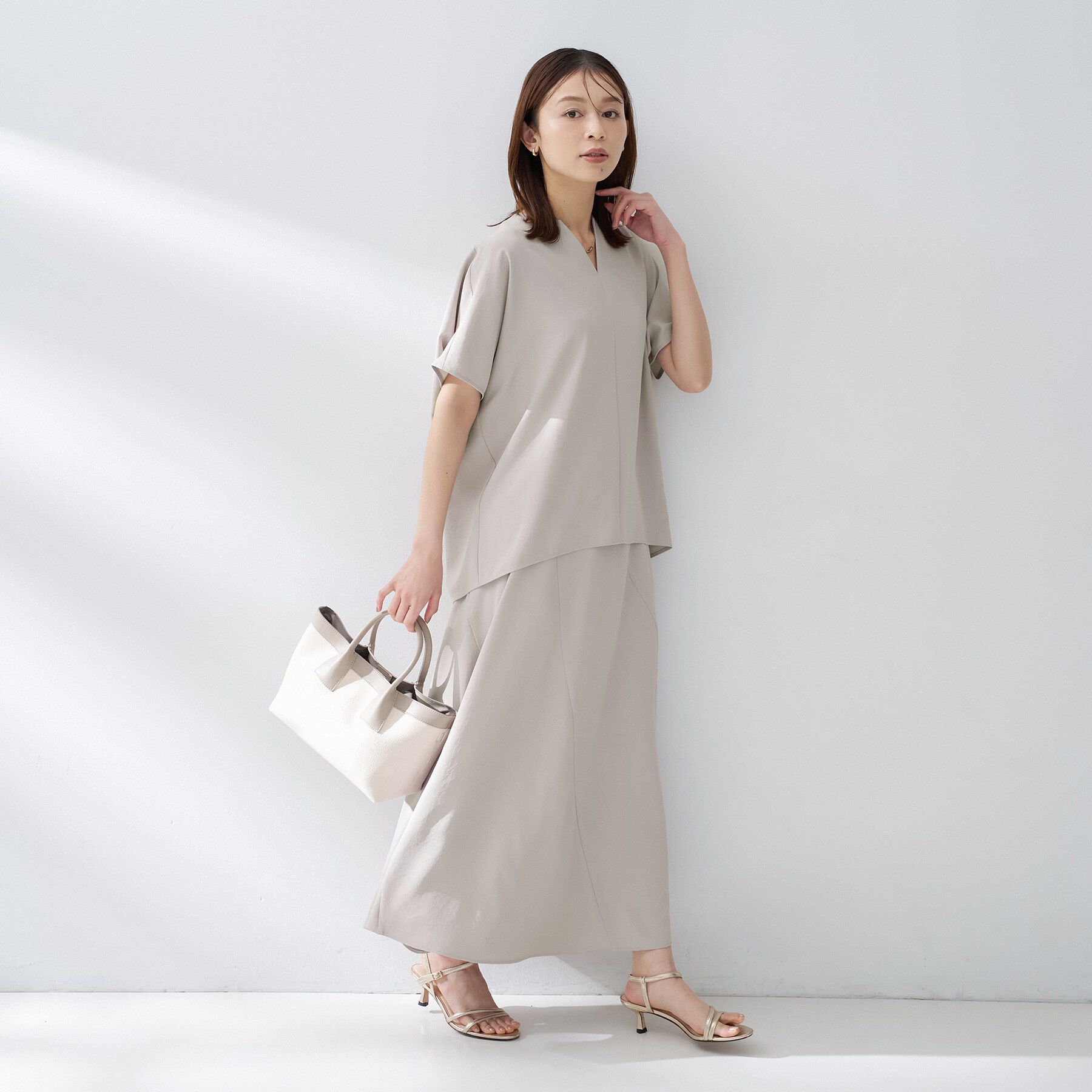 UNTITLED「【はっ水/遮熱/セットアップ可】リラクミスト キーVネックブラウス」|シャツ・ブラウス|