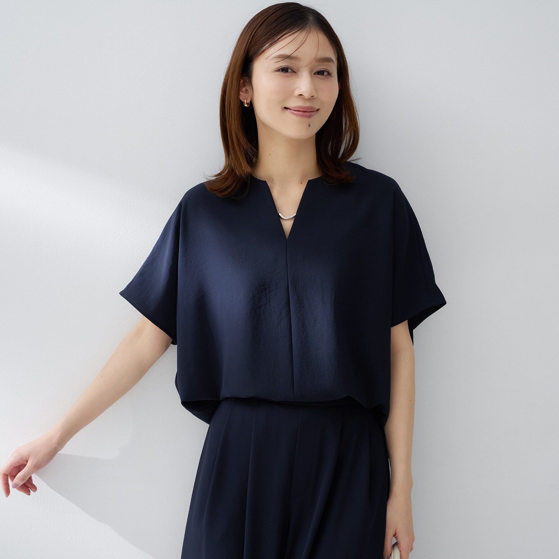 UNTITLED「【はっ水/遮熱/セットアップ可】リラクミスト キーVネックブラウス」|シャツ・ブラウス|