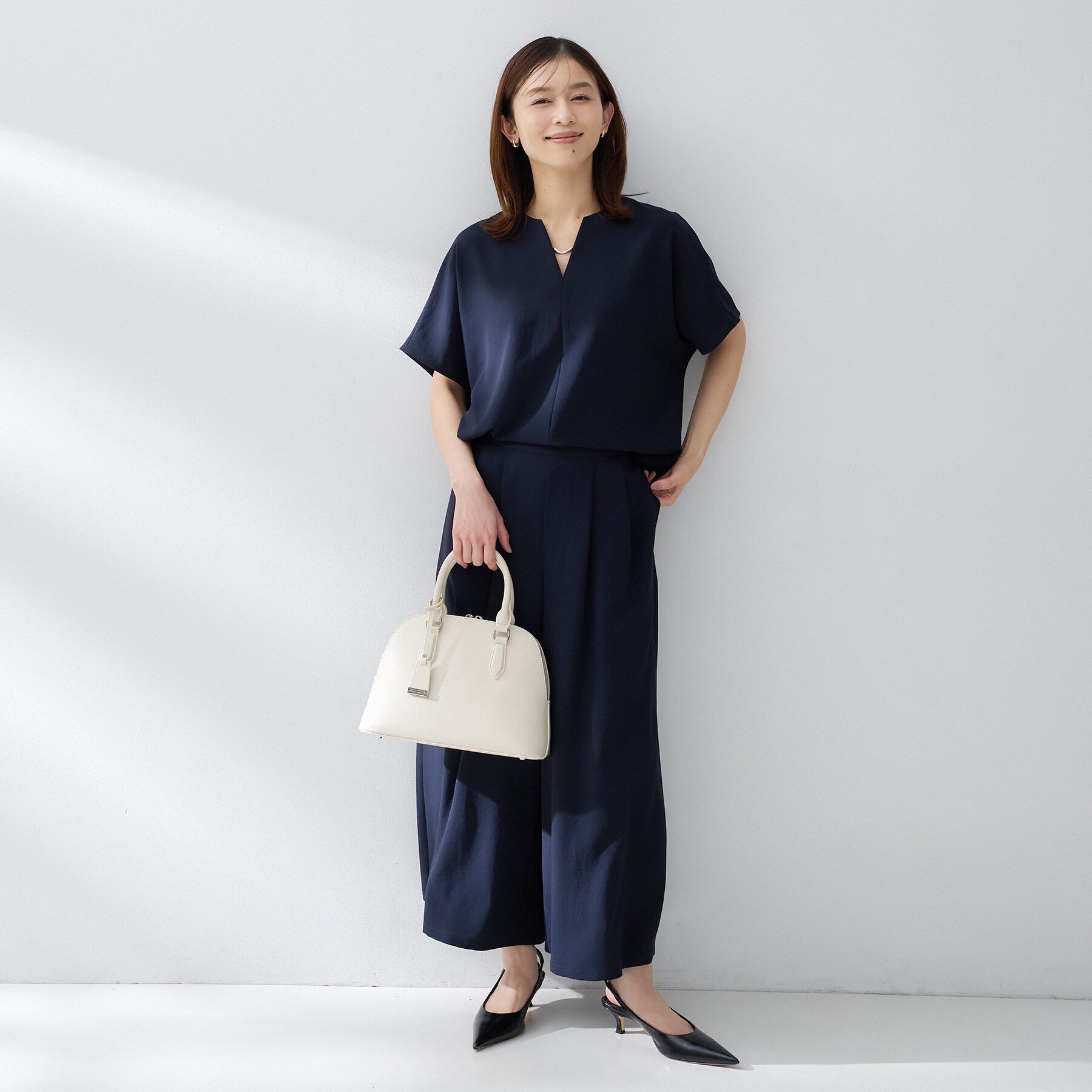 UNTITLED「【はっ水/遮熱/セットアップ可】リラクミスト キーVネックブラウス」|シャツ・ブラウス|