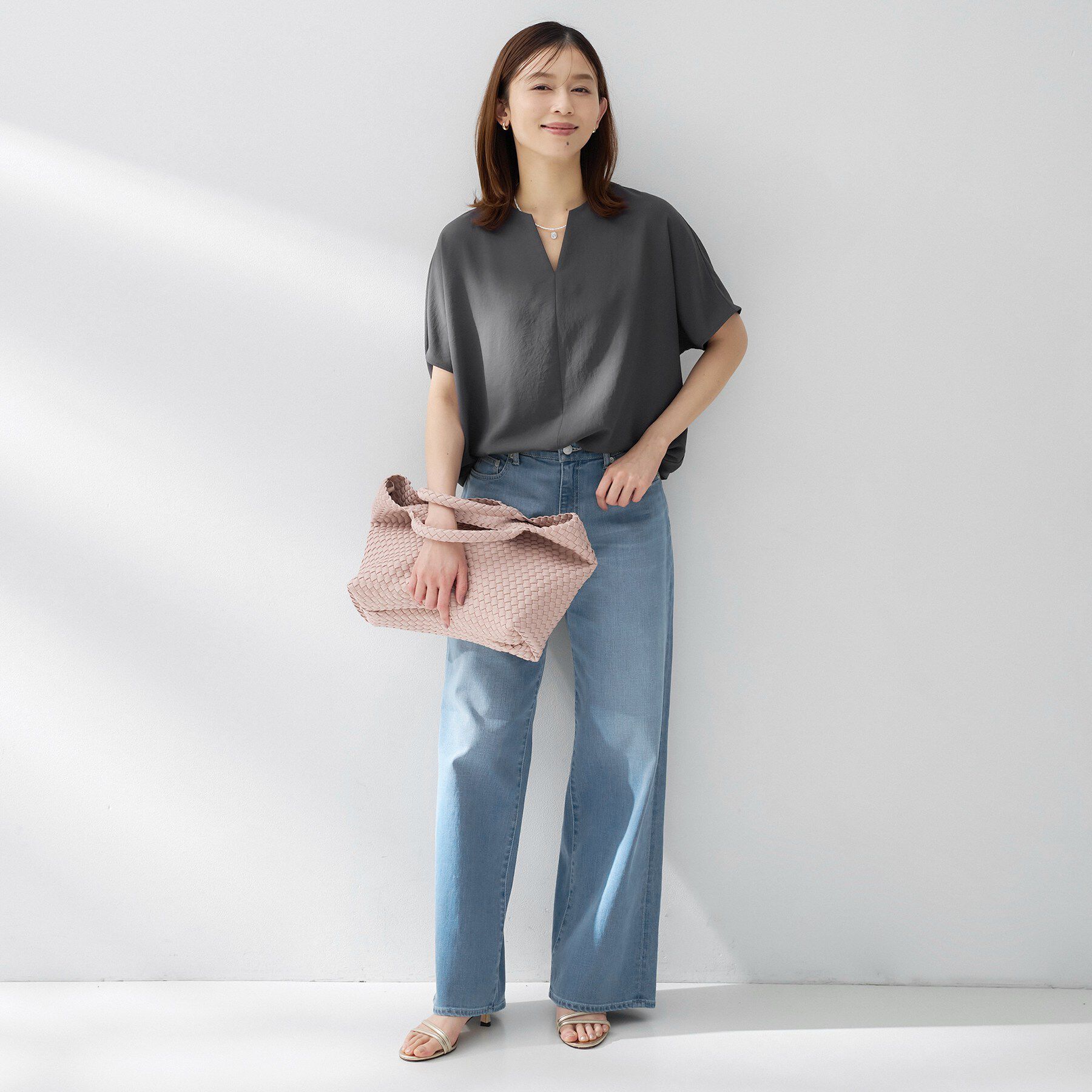 UNTITLED「【はっ水/遮熱/セットアップ可】リラクミスト キーVネックブラウス」|シャツ・ブラウス|