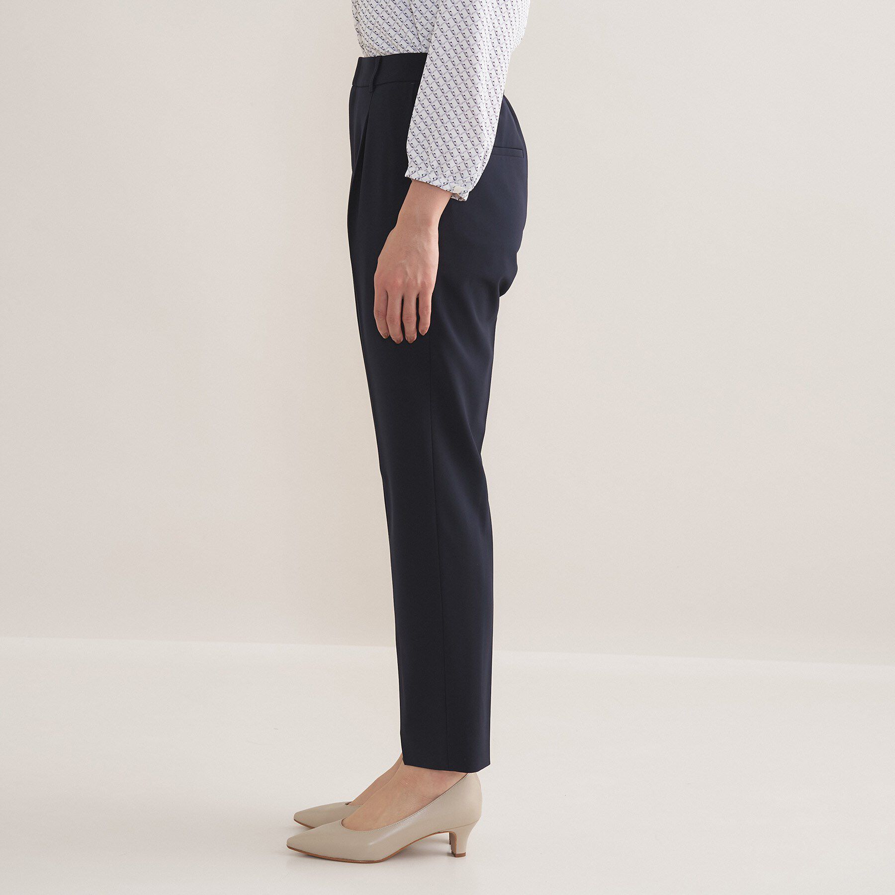 INDIVI「【通勤スーツ／洗える】ストレッチタックテーパードパンツ」|スーツ|