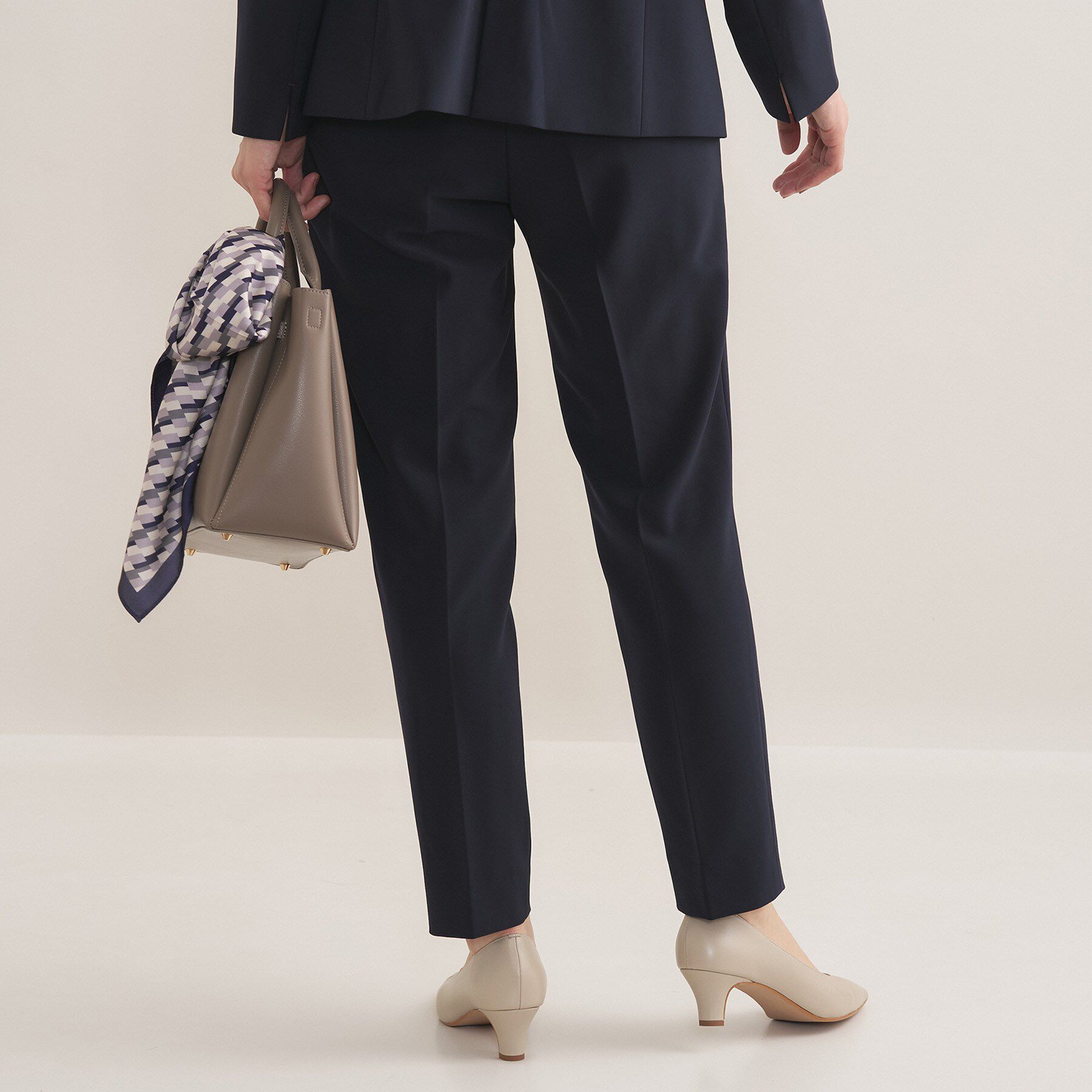 INDIVI「【通勤スーツ／洗える】ストレッチタックテーパードパンツ」|スーツ|