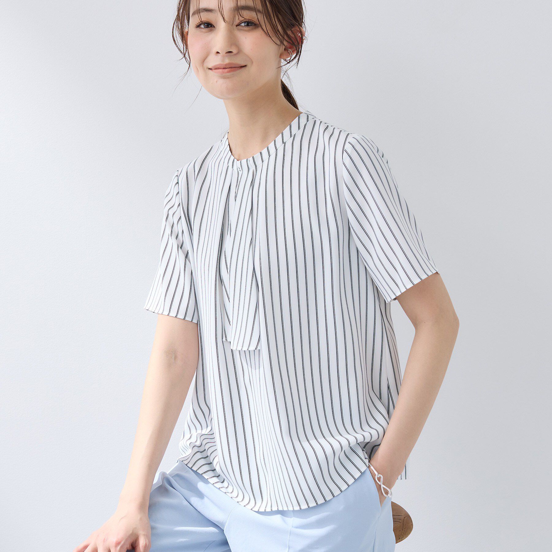 INDIVI「【洗える／UVケア】ストライプ柄＆無地 ボウタイ風 半袖ブラウス」|シャツ・ブラウス|