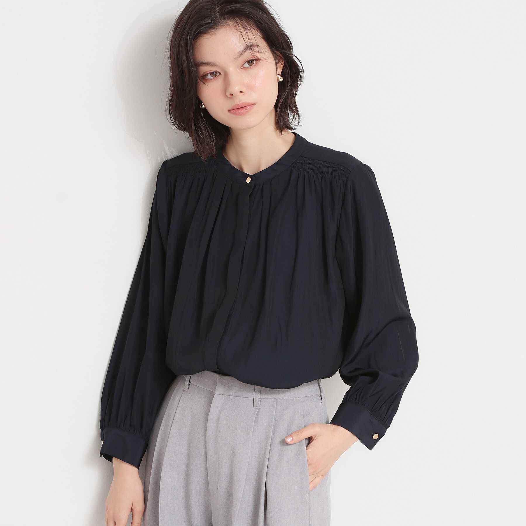 THE SHOP TK「【通勤にもセレモニーにも】ヴィンテージサテンギャザーブラウス」|シャツ・ブラウス|ネイビー(094)