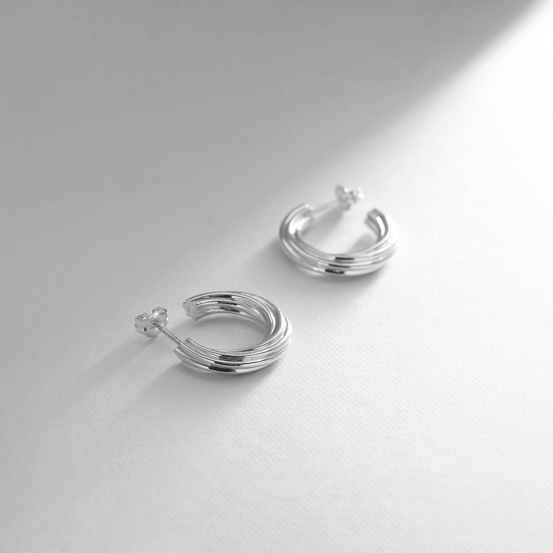 COCOSHNIK ONKITSCH「シルバー スモールフープ スクリューピアス」|ピアス|