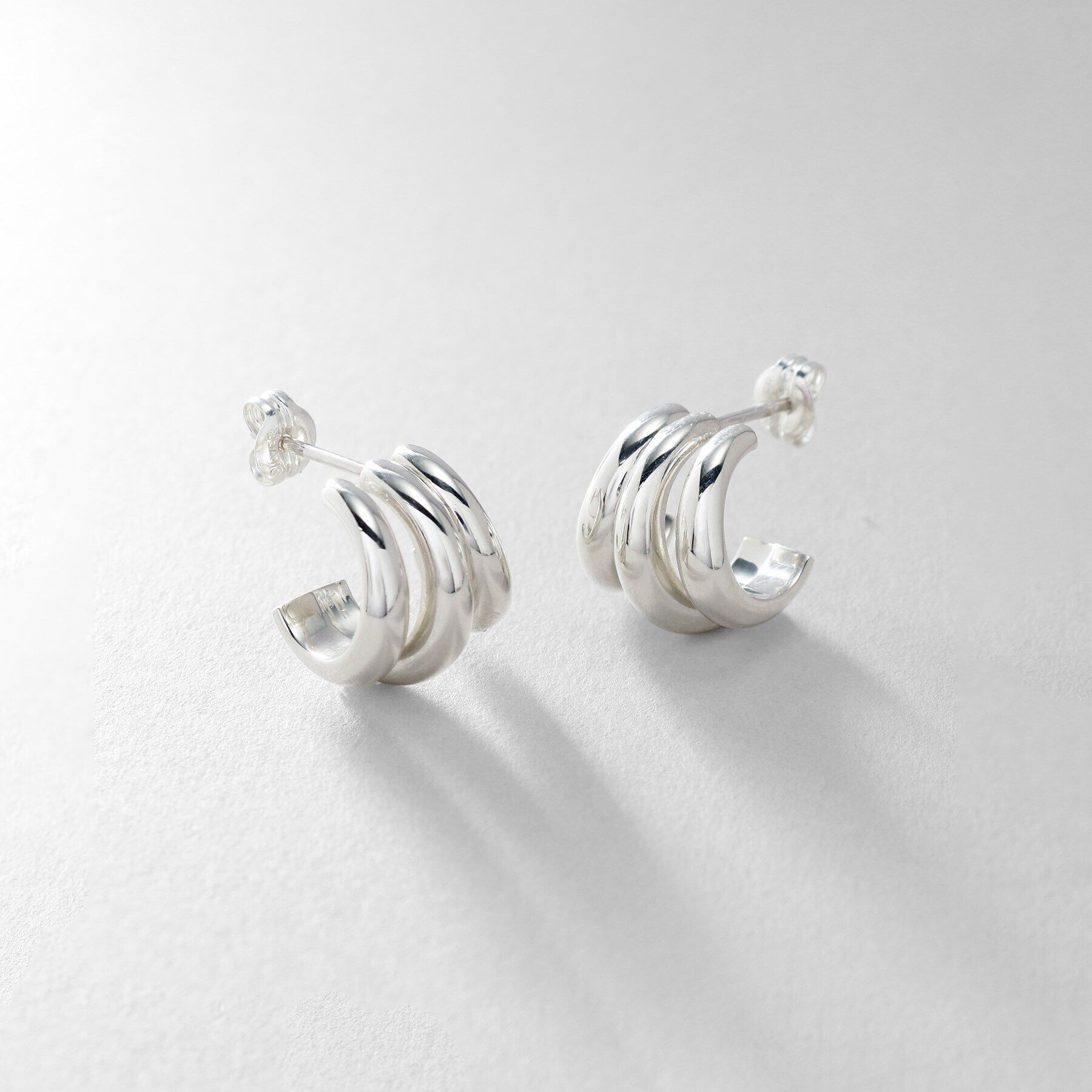 COCOSHNIK ONKITSCH「シルバー スモールフープ トリプルカーブピアス」|ピアス|