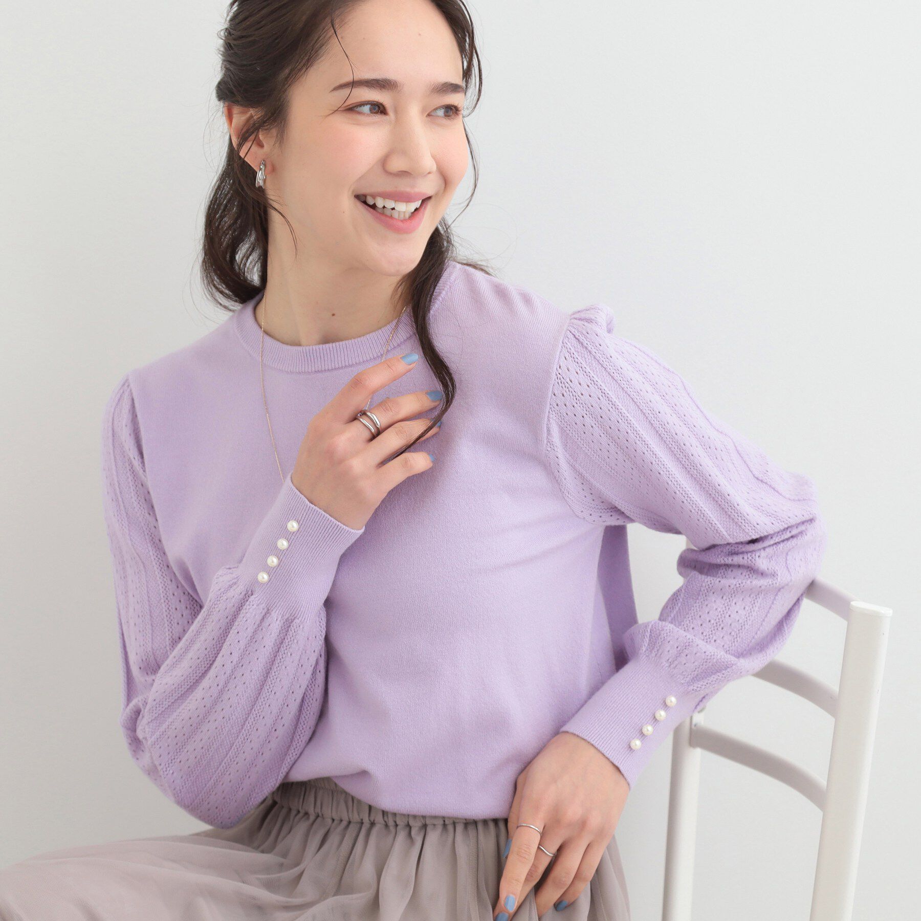 SHOO･LA･RUE「【洗濯機可/S-LL】手元美しく パールボタン&お袖編み柄切り替えニット」|ニット・セーター|ラベンダー(080)