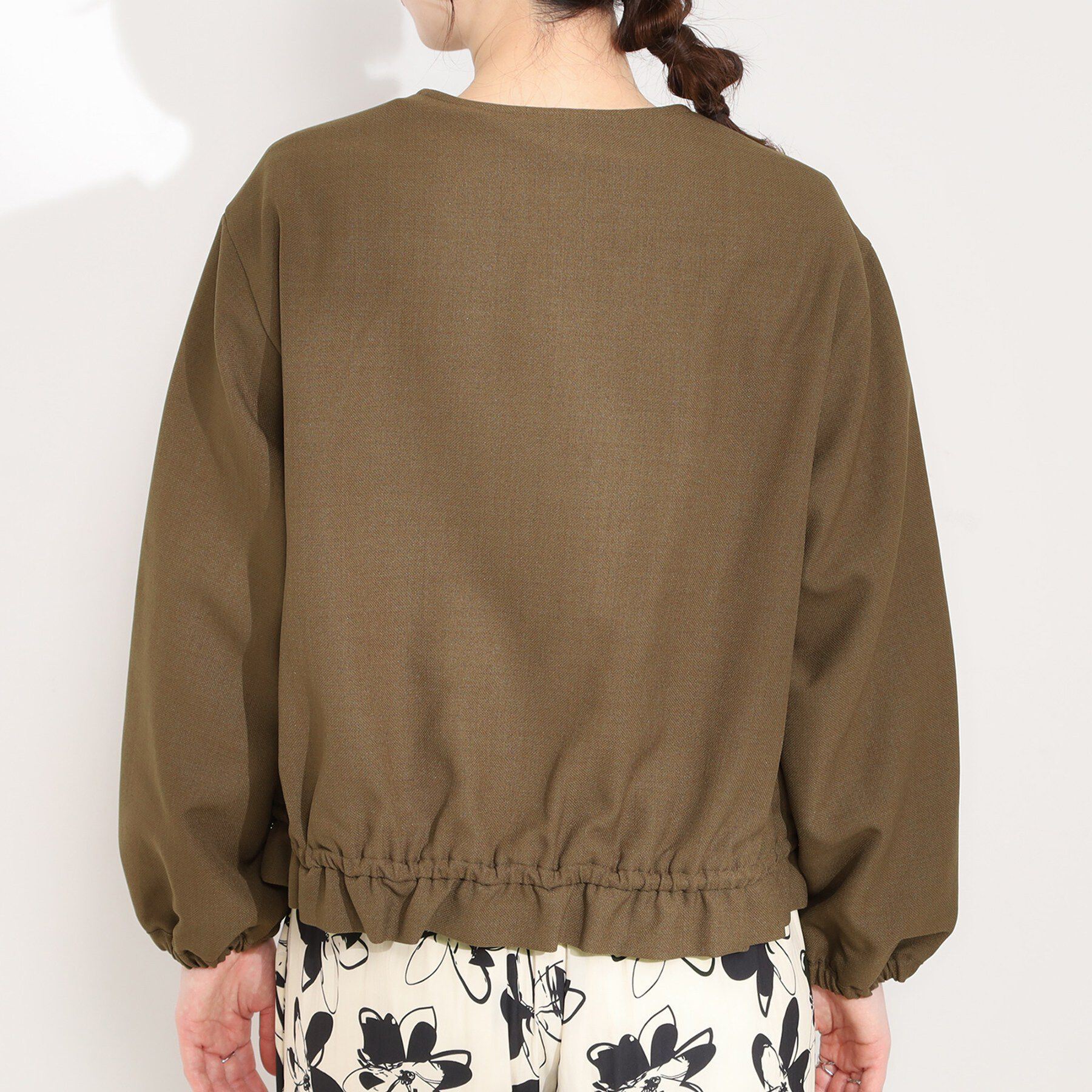 SHOO･LA･RUE「【S-LL】裾のフリルが大人かわいい　ドロストノーカラーブルゾン」|ブルゾン・スタジャン|