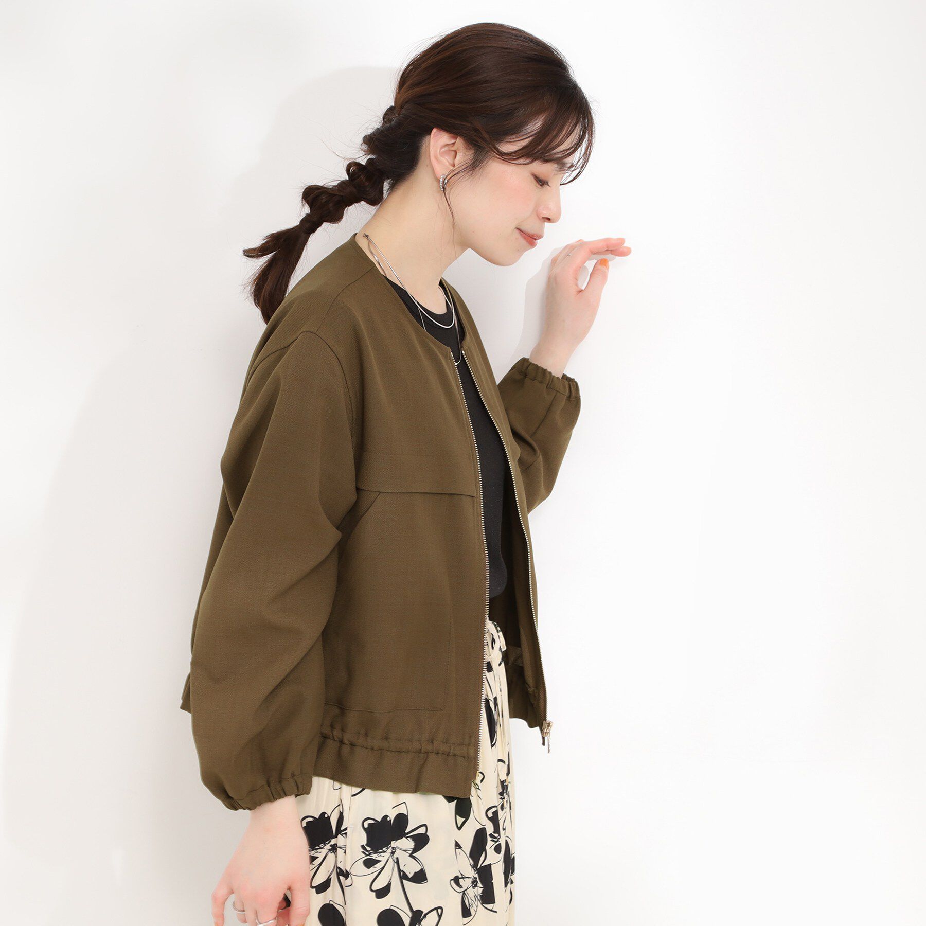 SHOO･LA･RUE「【S-LL】裾のフリルが大人かわいい　ドロストノーカラーブルゾン」|ブルゾン・スタジャン|