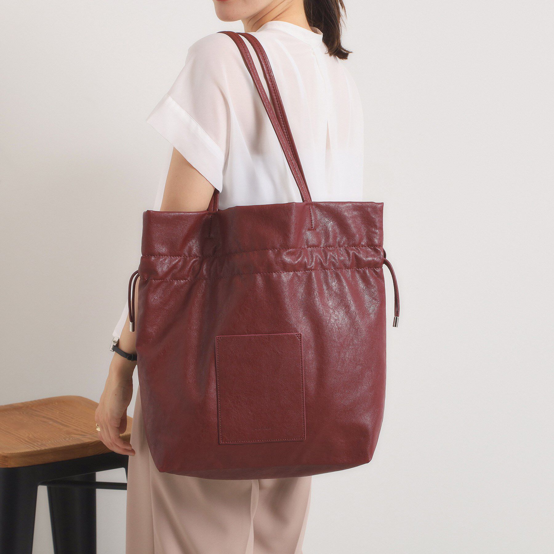 ITS&rsquo;DEMO「【軽量／A4対応】合皮巾着トート」|トートバッグ|