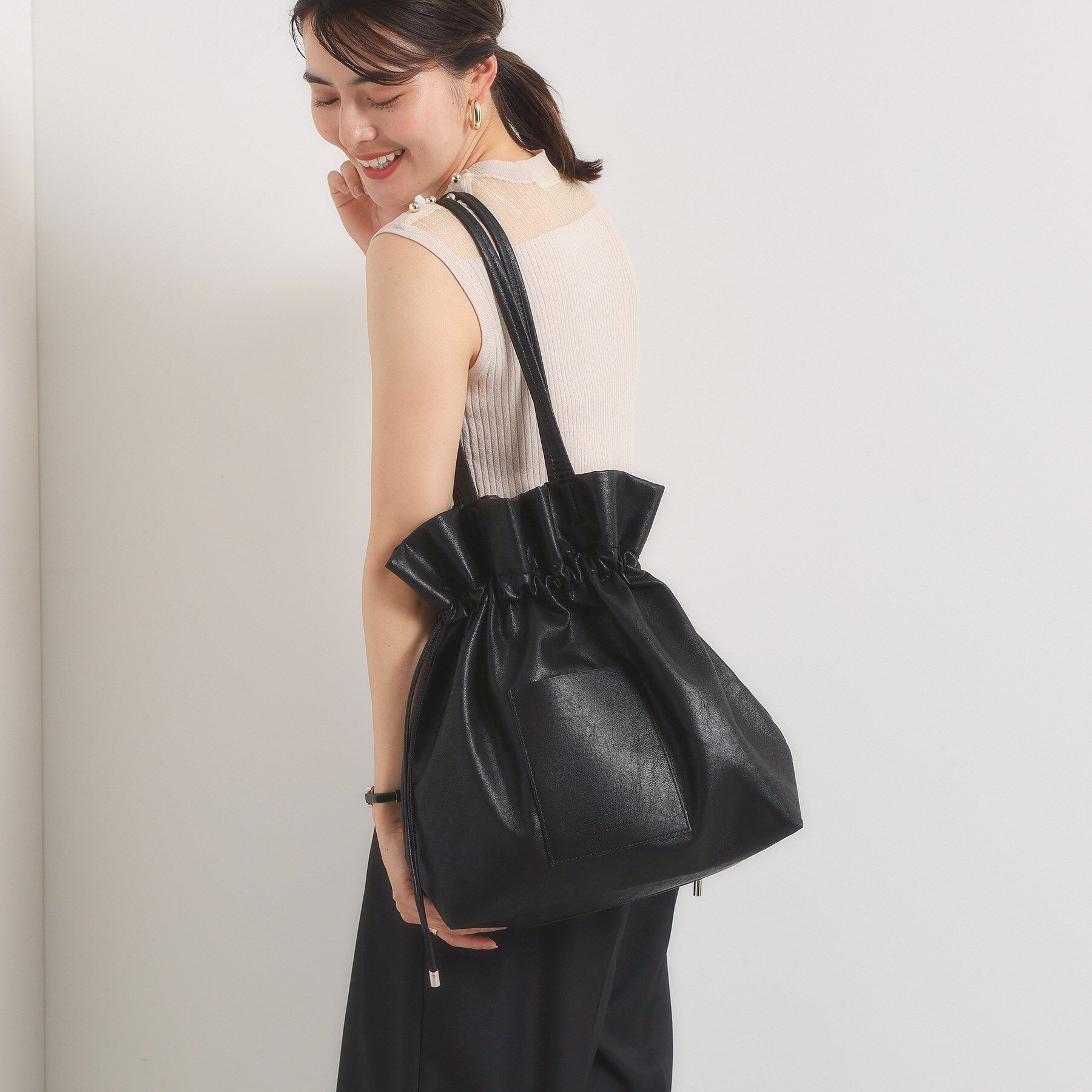 ITS&rsquo;DEMO「【軽量／A4対応】合皮巾着トート」|トートバッグ|