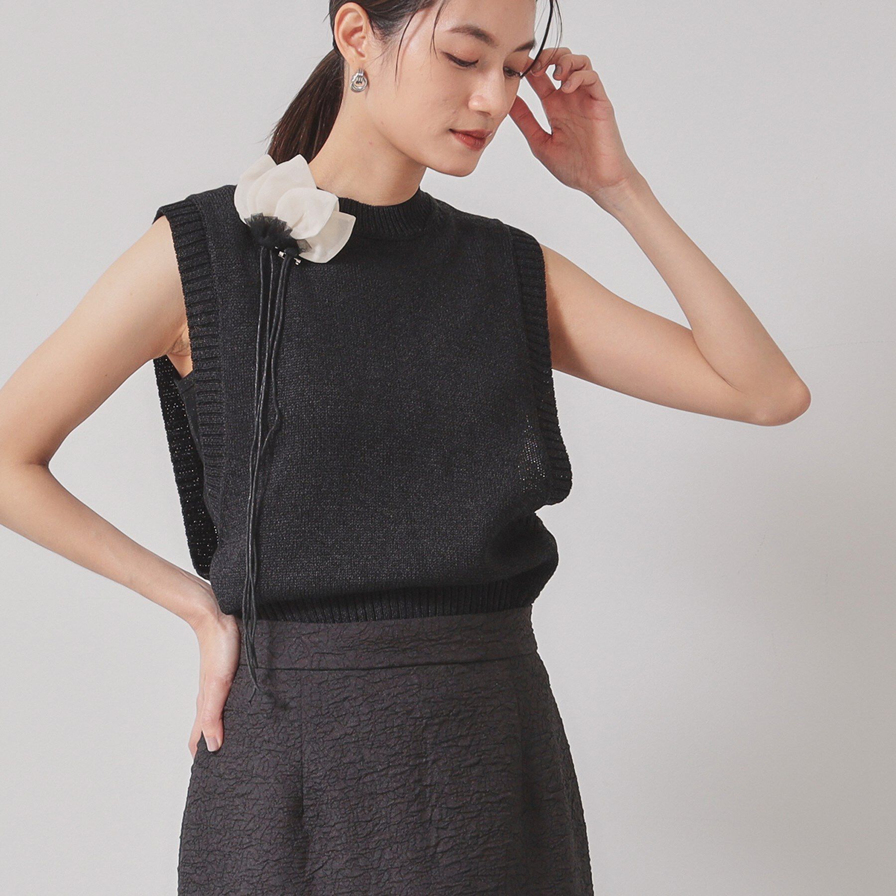 SunaUna「【オリエンタルモチーフ／コサージュ付き】レイヤードニット」|ベスト・ジレ|ブラック(019)