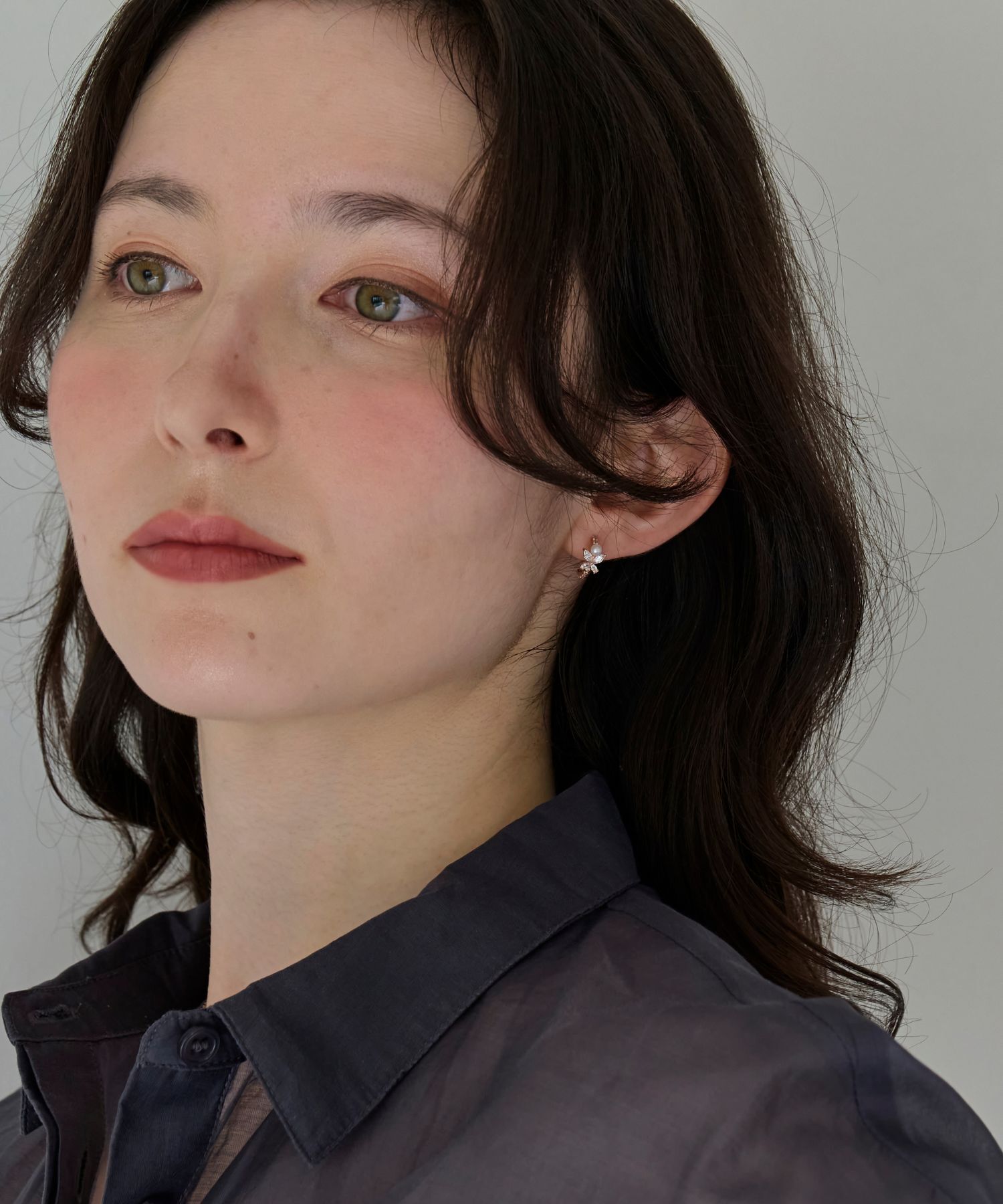 Phoebe「ロマンティックビジューバタフライフープピアス　ローズゴールド」|ピアス|