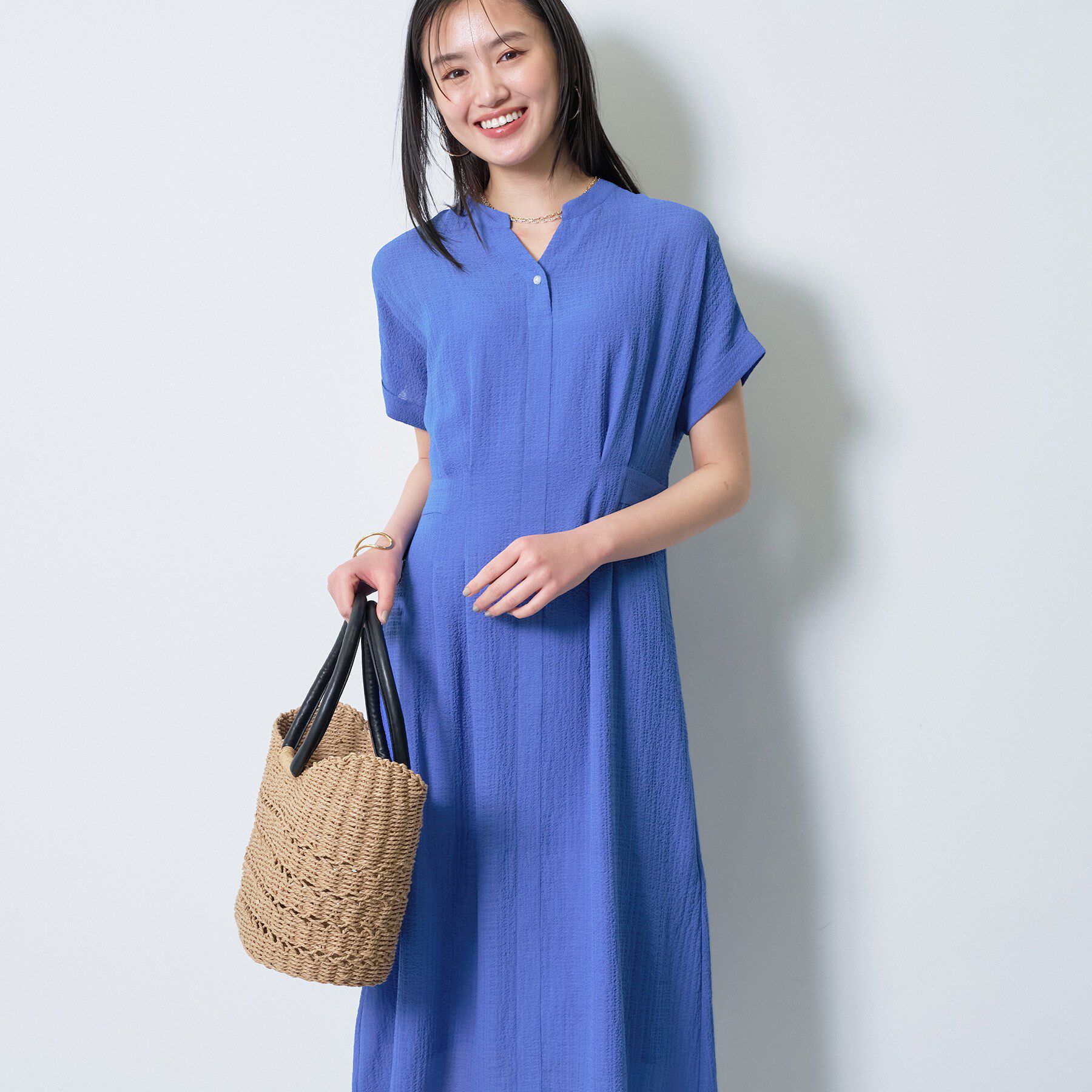 INDIVI「【洗える】無地＆チェーン柄 シャーリングサッカーワンピース」|ワンピース|ブルー(093)