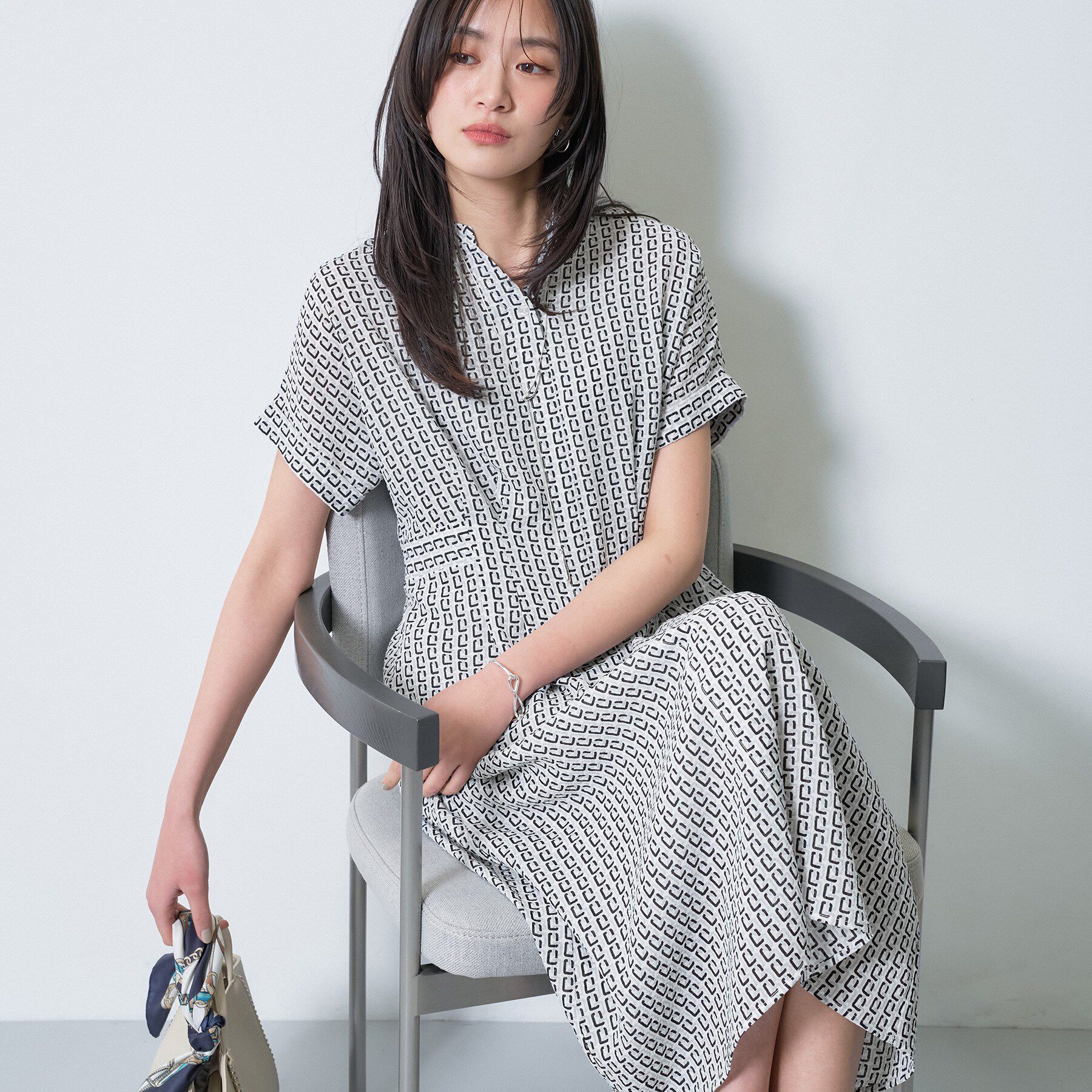 INDIVI「【洗える】無地＆チェーン柄 シャーリングサッカーワンピース」|ワンピース|ライトグレー(111
