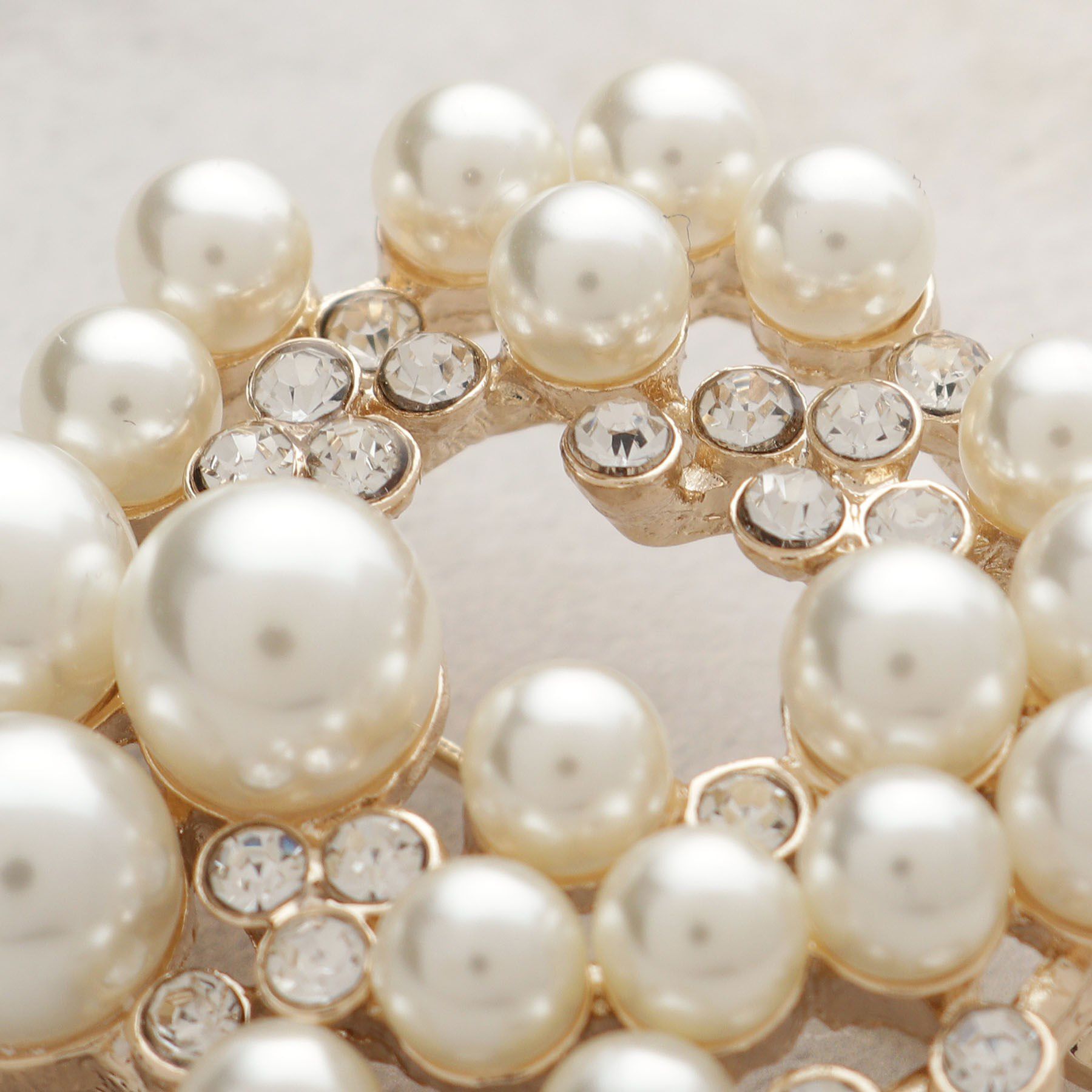 OPAQUE.CLIP「フェイクパール&times;ビジュー ラウンドブローチ」|ブローチ・コサージュ|