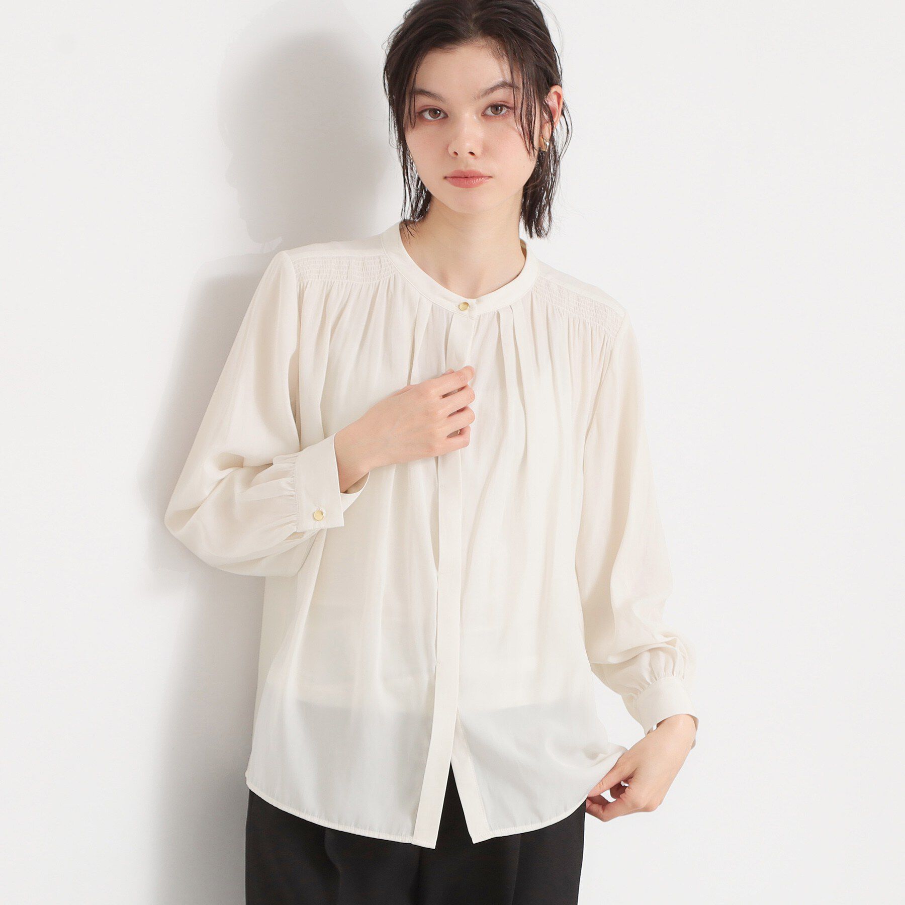 THE SHOP TK「【通勤にもセレモニーにも】ヴィンテージサテンギャザーブラウス」|シャツ・ブラウス|オフホワイト(003