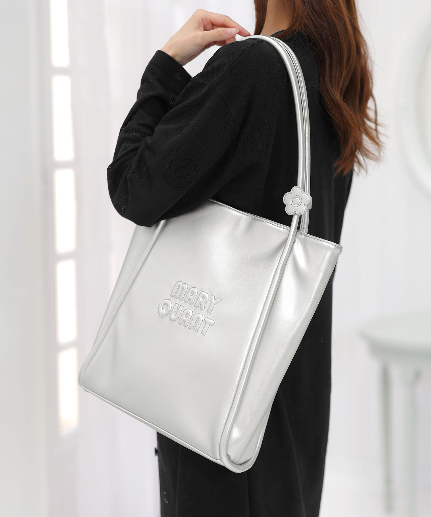 MARY QUANT「デイジーパッチムーヴ トート」|トートバッグ|シルバー