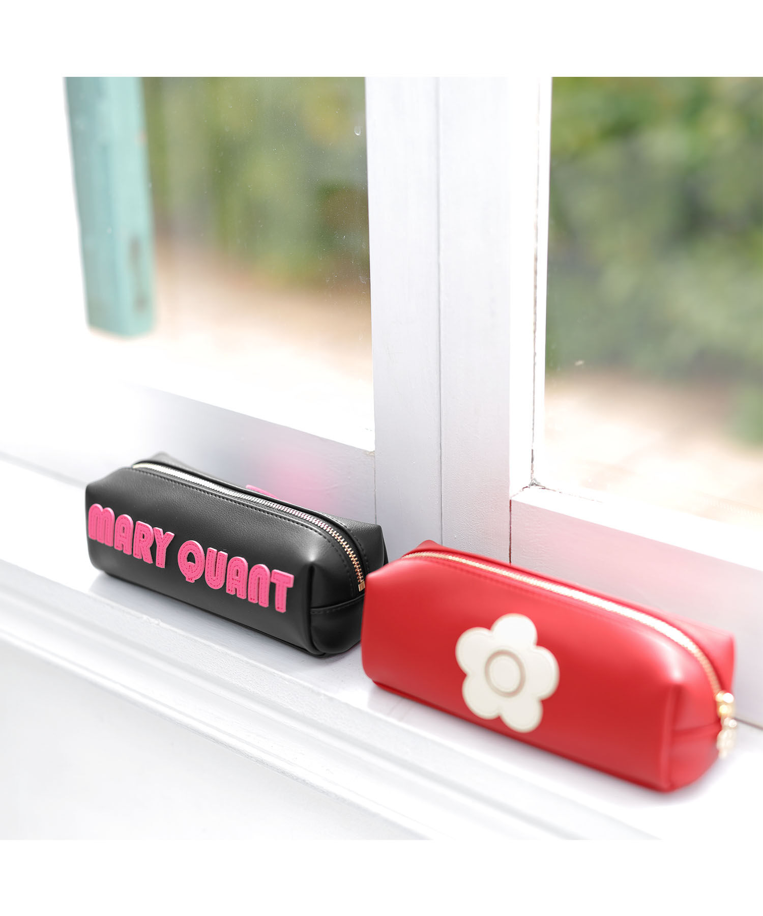 MARY QUANT「レトロロゴパッチ スクエアペンケース」|ポーチ|