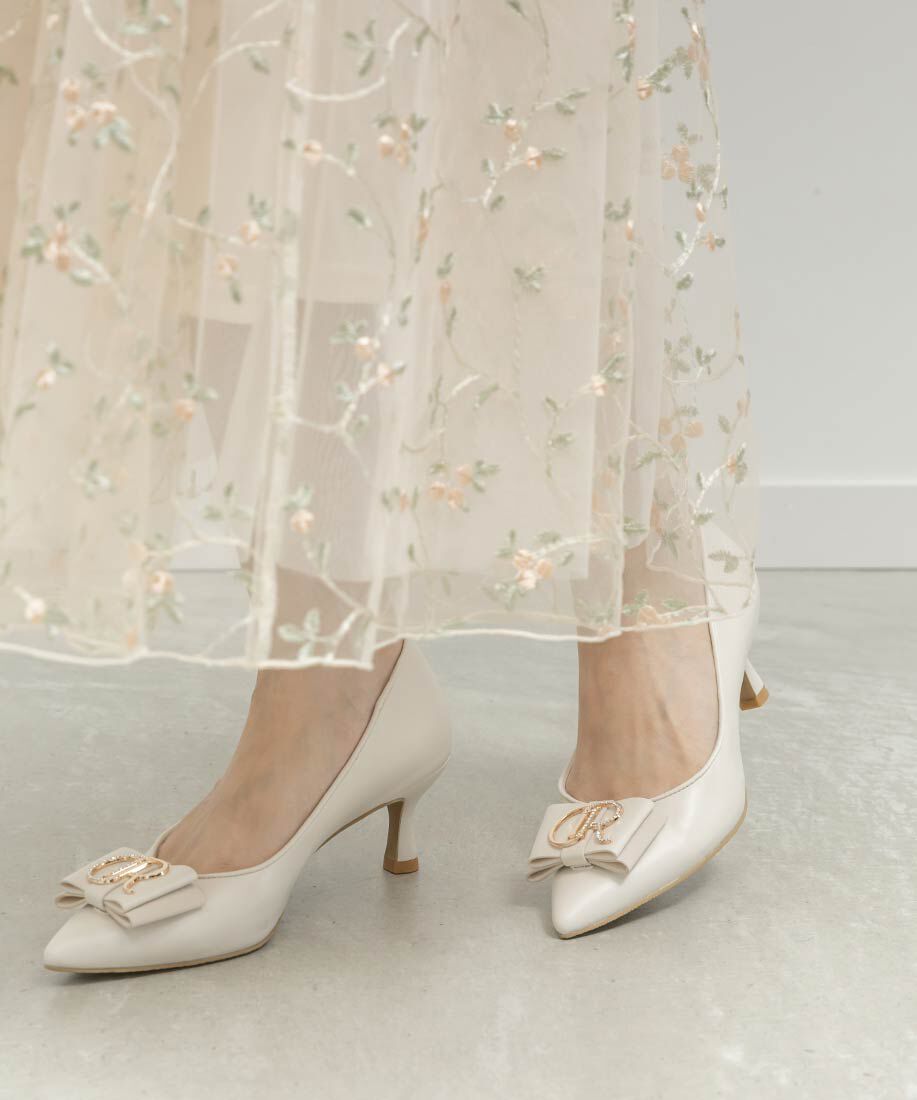  「【走れる美脚パンプス】ビジューモノグラムリボンフィットパンプス」|パンプス|アイボリー