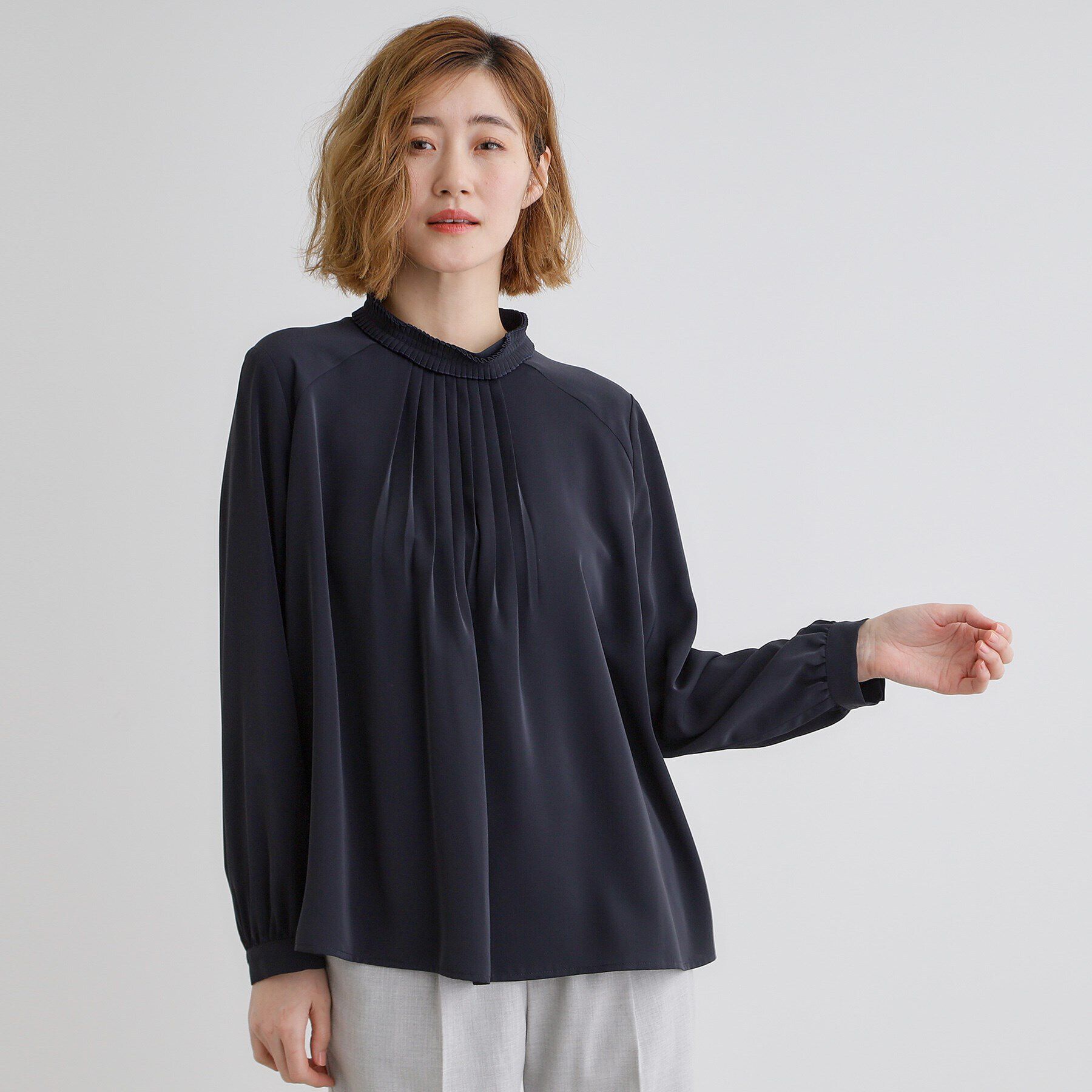 grove「【マシンウォッシュ／防シワ】プリーツネックブラウス」|シャツ・ブラウス|ネイビー(094)