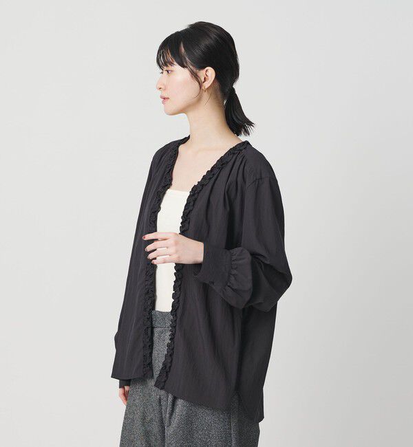 BEAUTY&YOUTH UNITED ARROWS「【WEB限定 Wardrobe DAILY MINIMAL】ラッフル Vネックブラウス ウォッシャブル」|シャツ・ブラウス|DK.GRAY