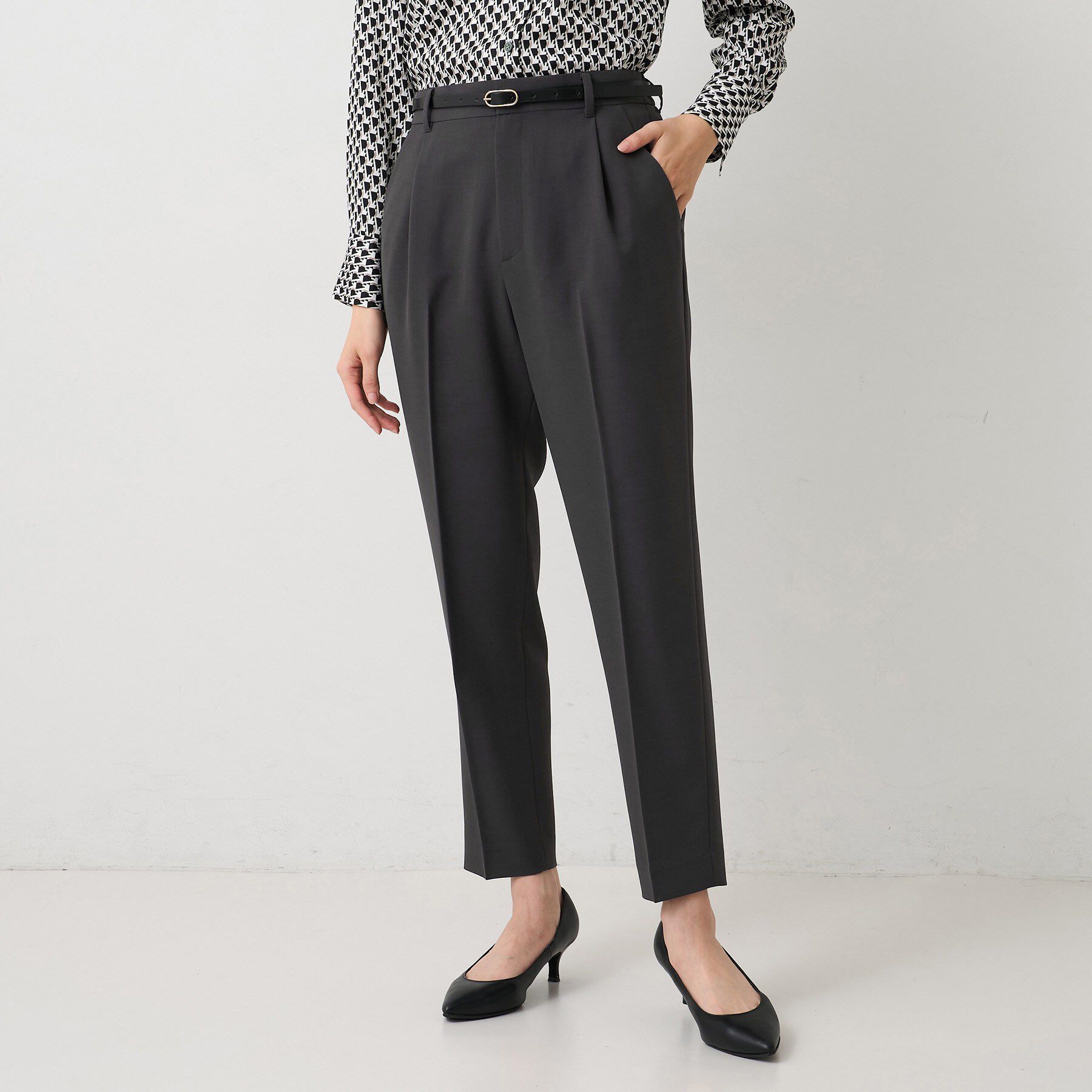 UNTITLED「エアリータックテーパードパンツ」|その他|