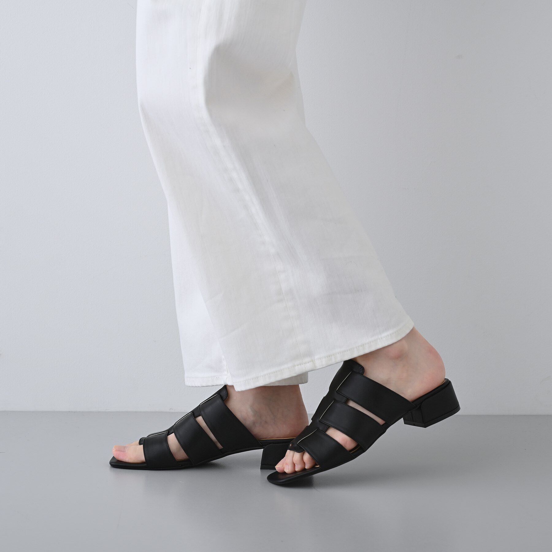 INDIVI「【合皮】グルカ風デザインミュールサンダル」|サンダル|