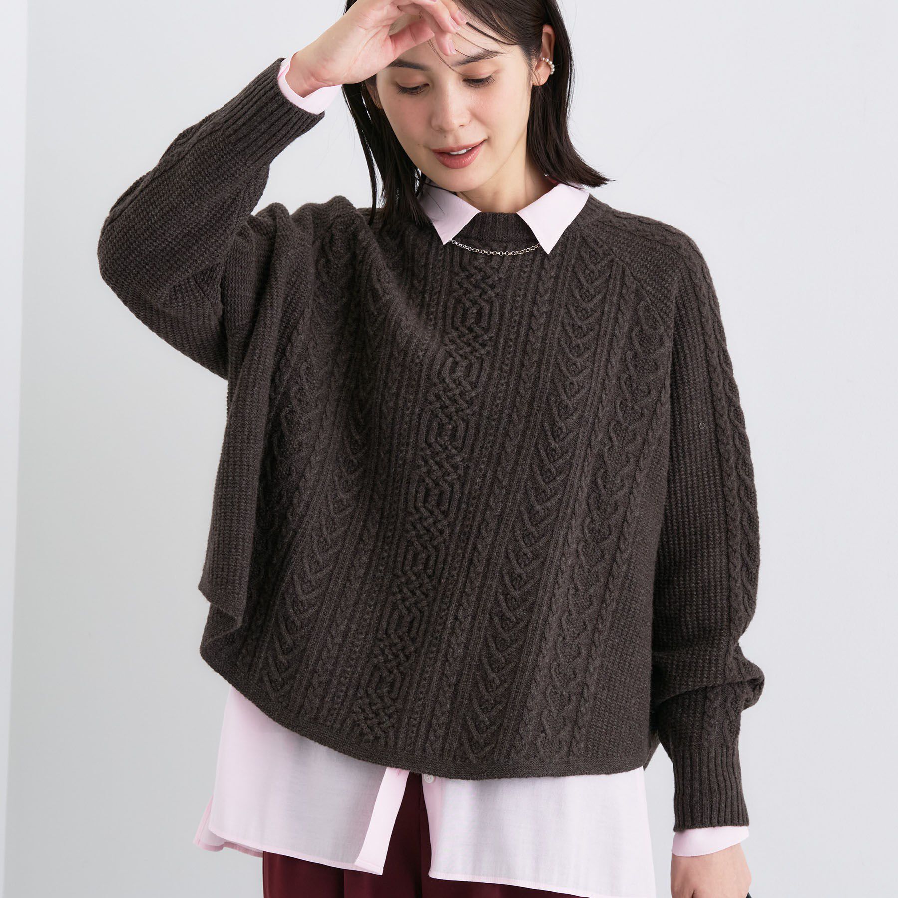 INDIVI「【洗える】ケーブルデザイン ラウンドヘムニット」|ニット・セーター|ブラウン(944)