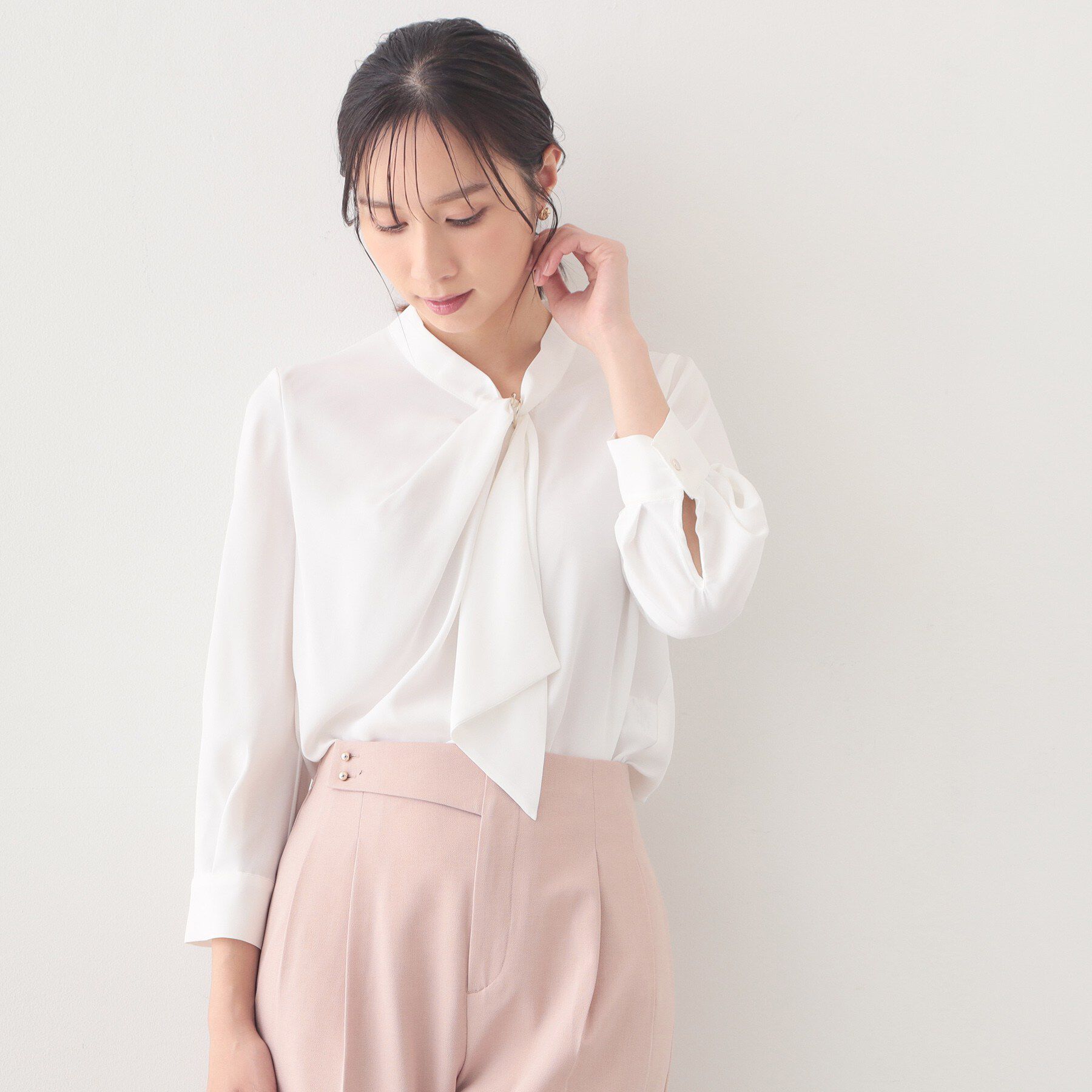 index「アシメドレープボウタイブラウス【洗濯機OK/イージーアイロン】」|シャツ・ブラウス|オフホワイト(003