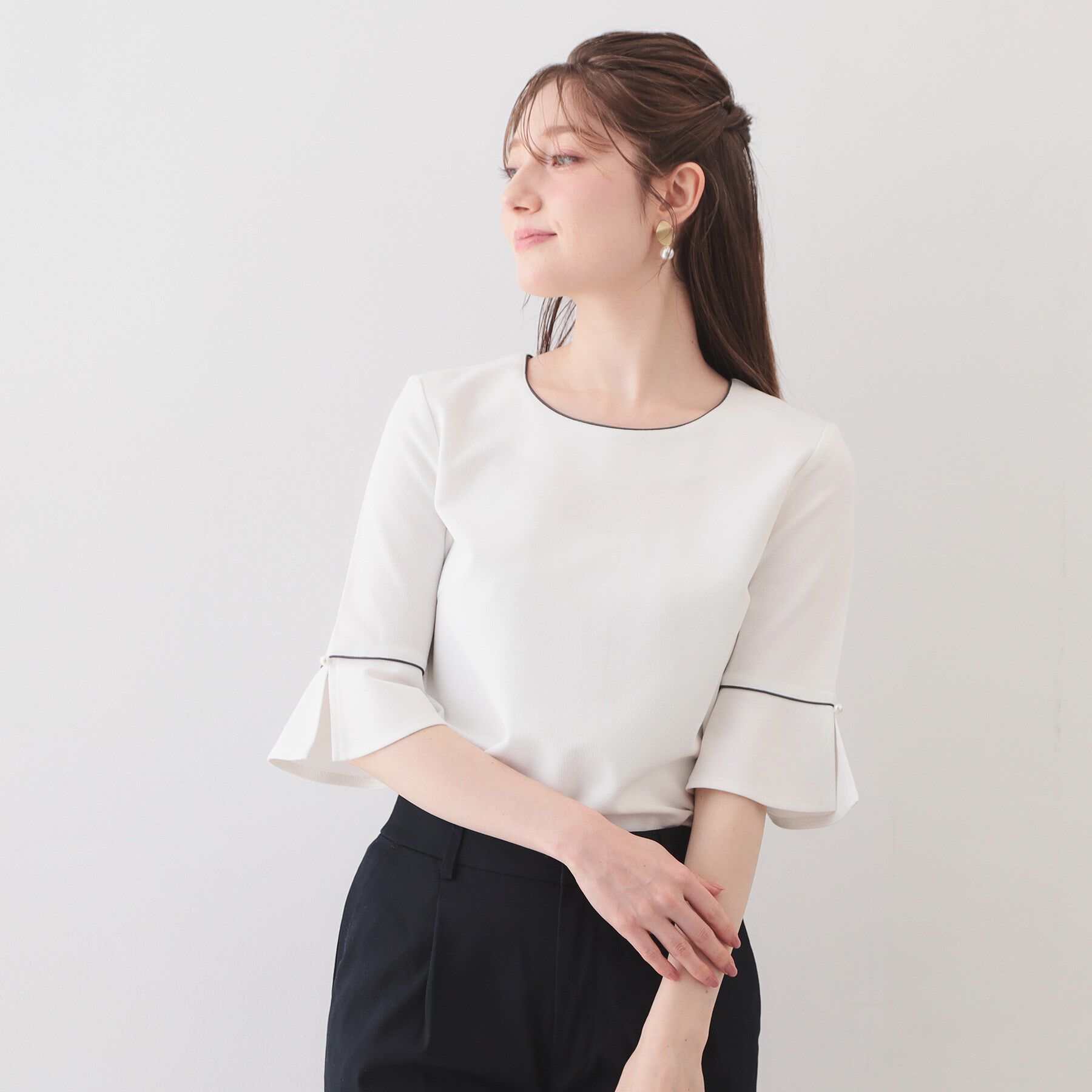 index「フレアスリーブバイカラートップス【洗濯機OK/接触冷感/UVケア】」|Tシャツ・カットソー|オフホワイト(003