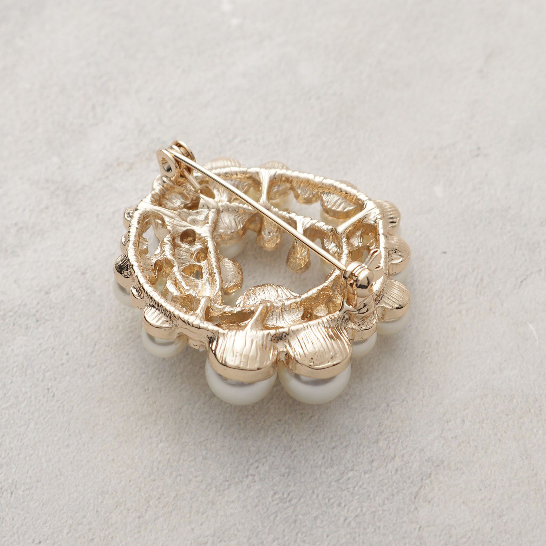 OPAQUE.CLIP「フェイクパール&times;ビジュー ラウンドブローチ」|ブローチ・コサージュ|