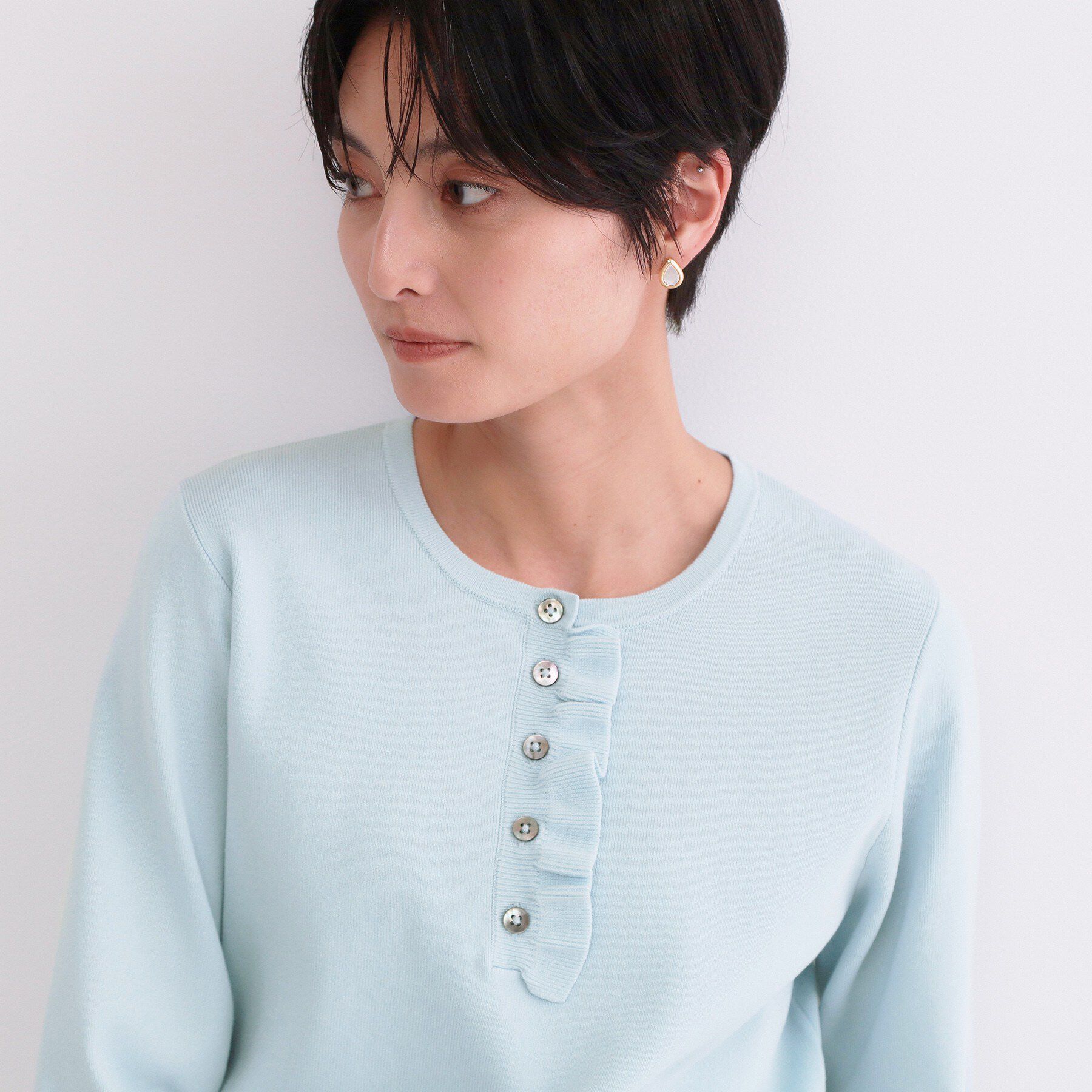 OPAQUE.CLIP「フリルヘンリーネックニット【洗濯機OK/抗ピル】」|ニット・セーター|ブルー(091)