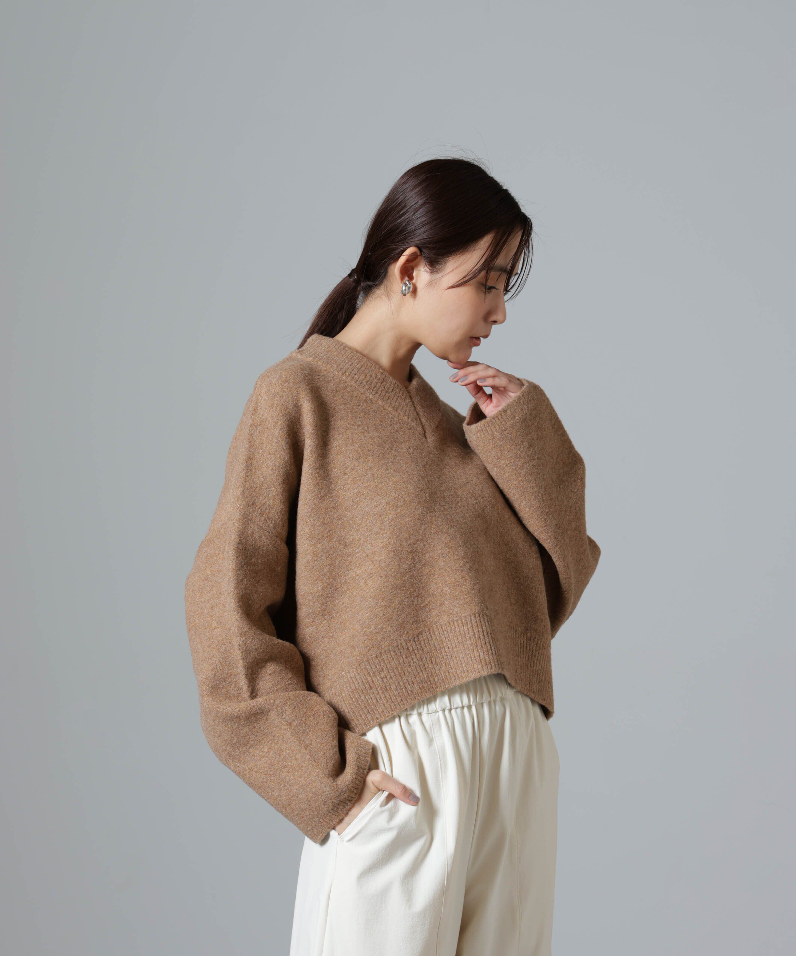 nano･universe「ウール混圧縮ニットワイドVネックプルオーバー」|ニット・セーター|