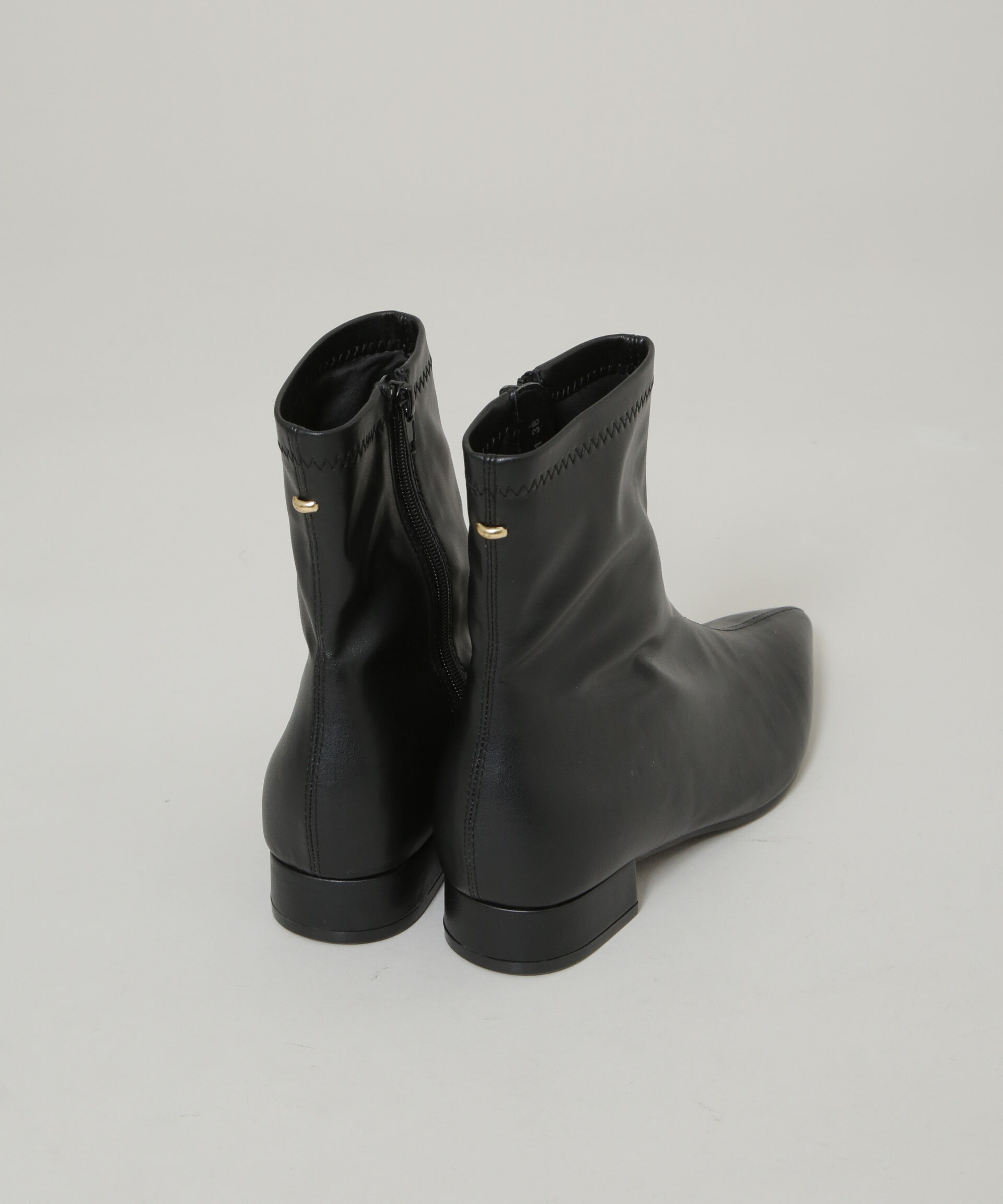 nano･universe「メタルモチーフ付きポインテッドトゥストレッチブーツ」|ショートブーツ|