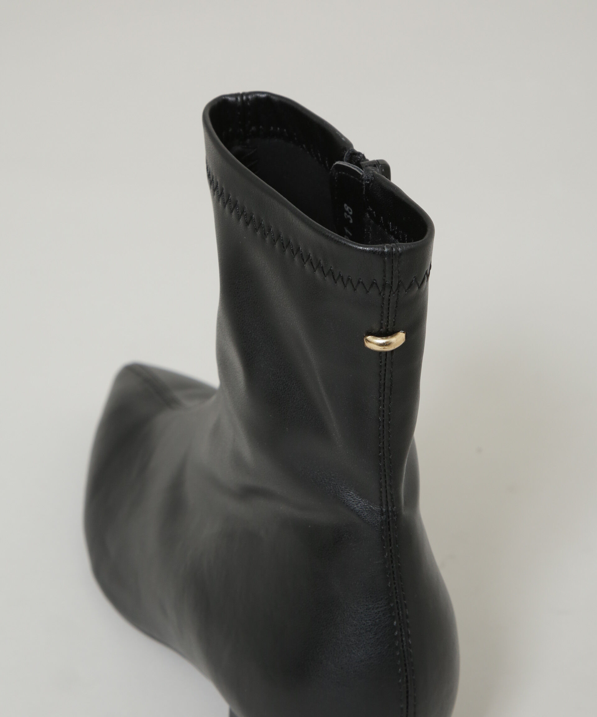 nano･universe「メタルモチーフ付きポインテッドトゥストレッチブーツ」|ショートブーツ|