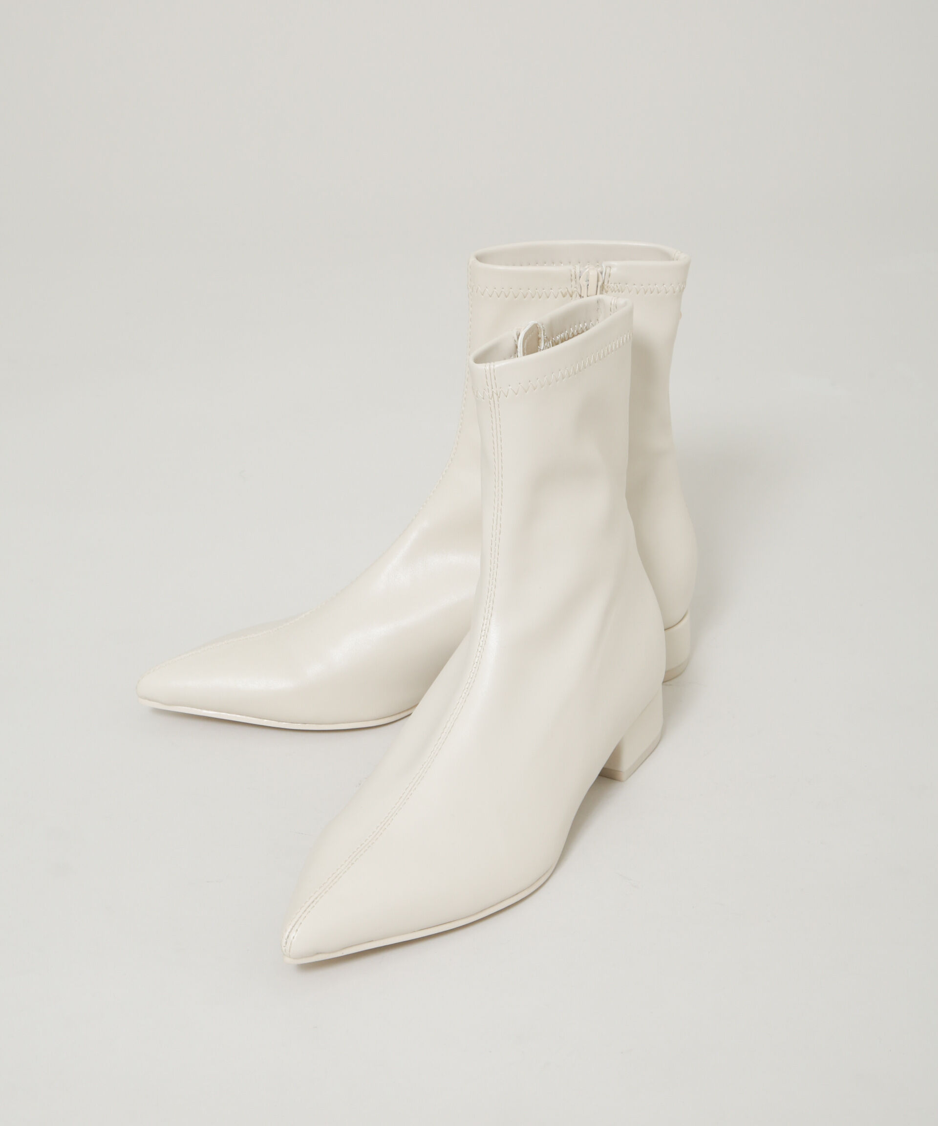 nano･universe「メタルモチーフ付きポインテッドトゥストレッチブーツ」|ショートブーツ|