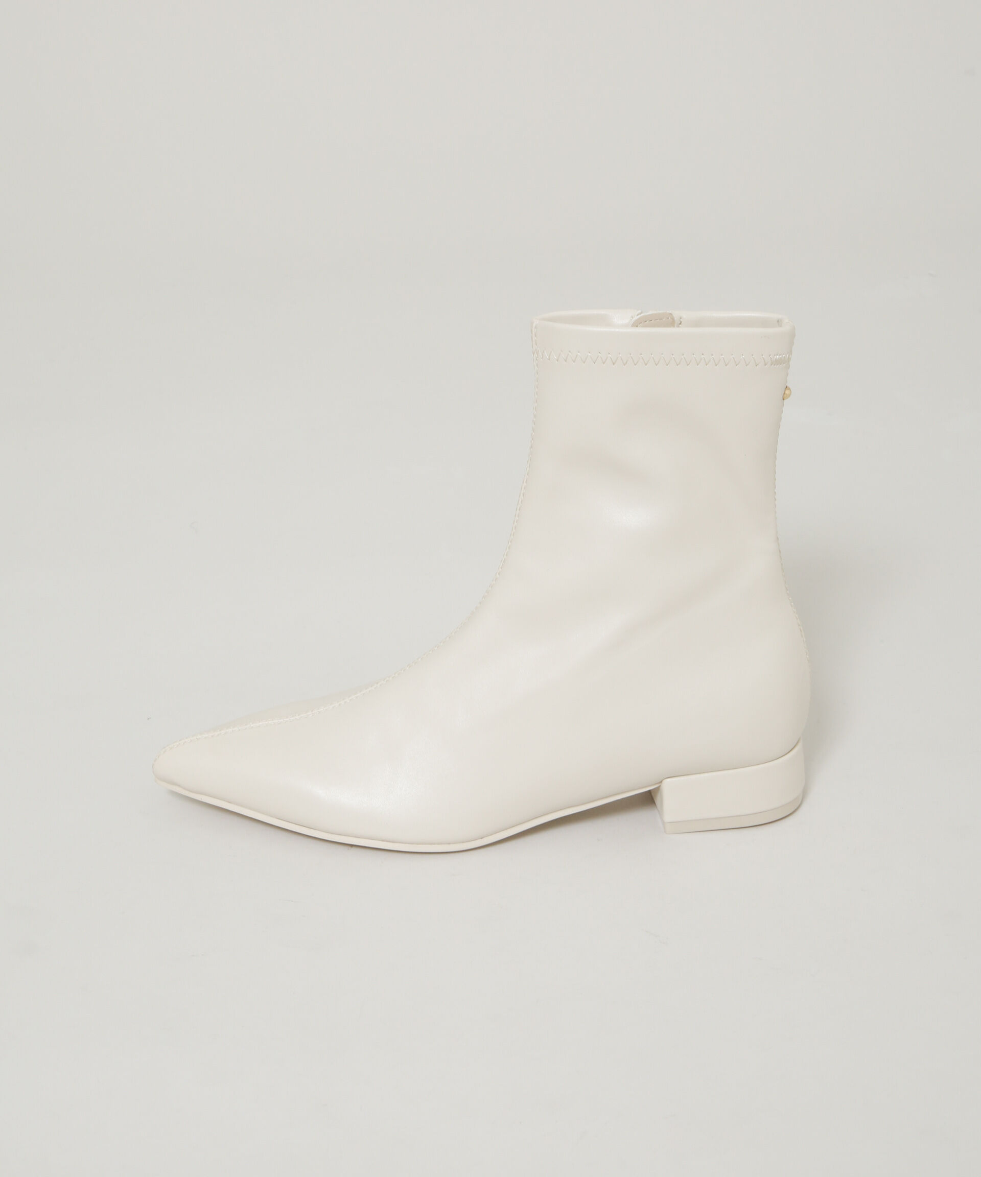 nano･universe「メタルモチーフ付きポインテッドトゥストレッチブーツ」|ショートブーツ|