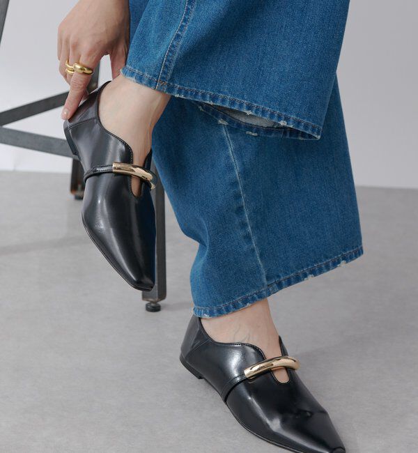  「【洗練された雰囲気に】ゴールドモチーフフラットシューズ」|その他|ブラック