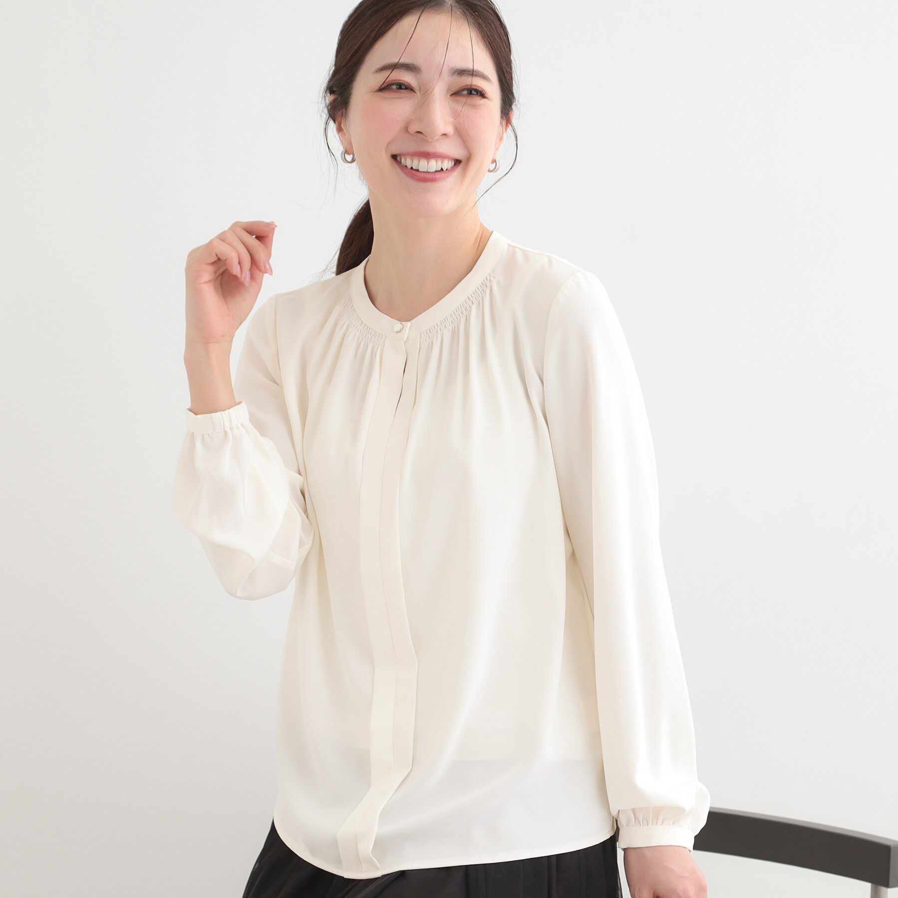 SHOO･LA･RUE「【洗濯機可/吸水速乾】メタルボタンがアクセント ふんわりギャザーブラウス」|シャツ・ブラウス|オフホワイト(003