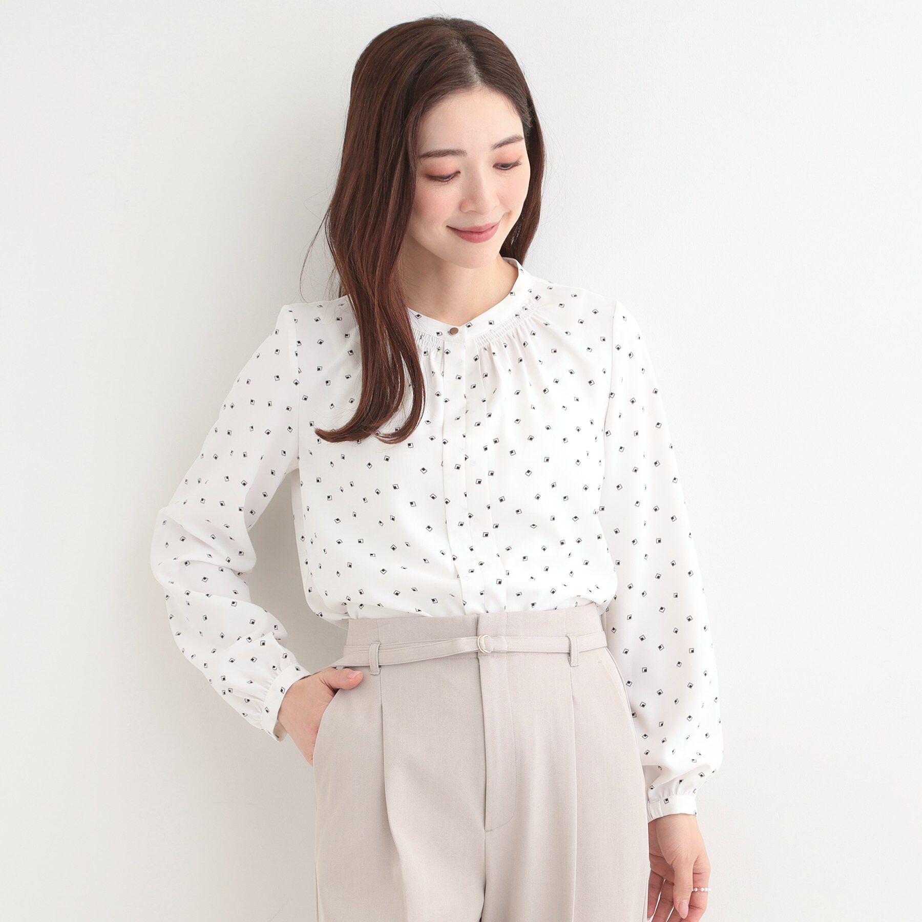 SHOO･LA･RUE「【洗濯機可/吸水速乾】メタルボタンがアクセント ふんわりギャザーブラウス」|シャツ・ブラウス|