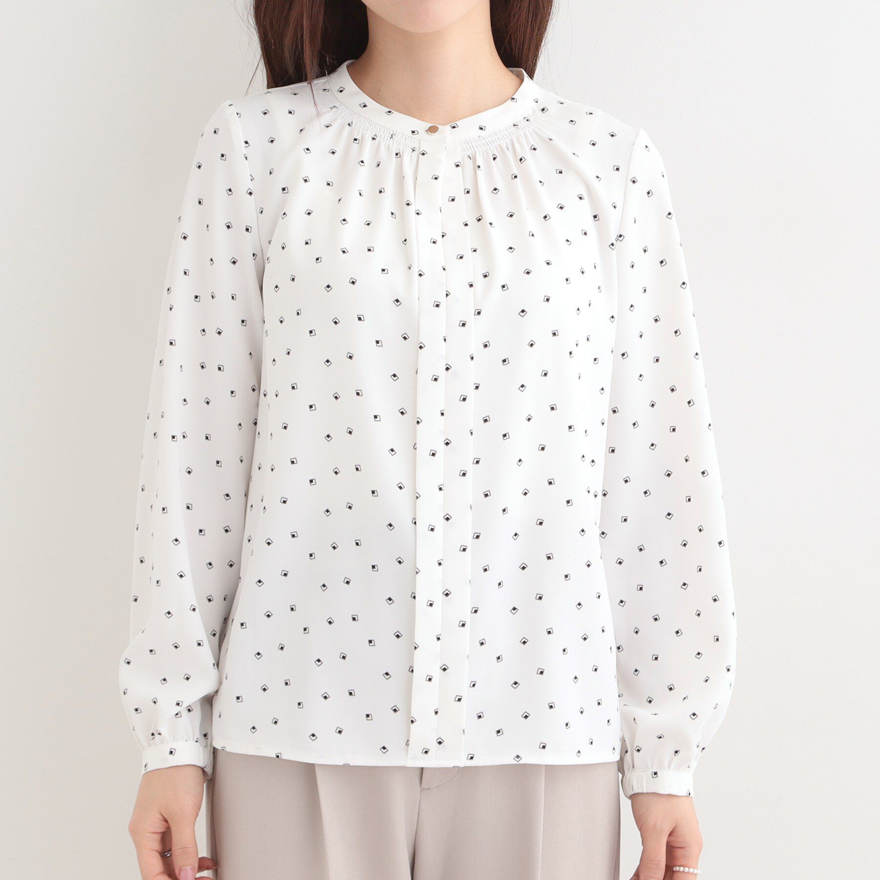 SHOO･LA･RUE「【洗濯機可/吸水速乾】メタルボタンがアクセント ふんわりギャザーブラウス」|シャツ・ブラウス|