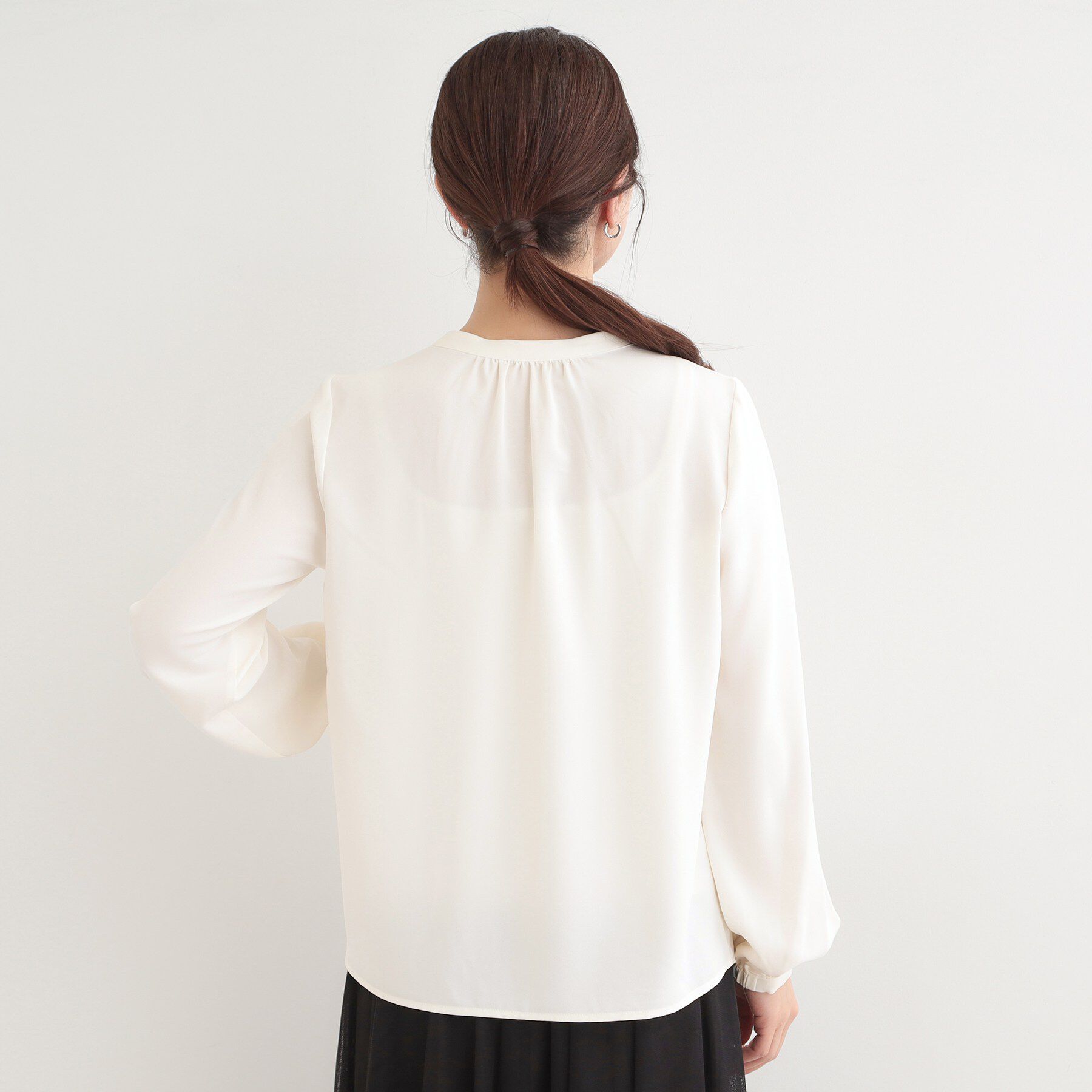 SHOO･LA･RUE「【洗濯機可/吸水速乾】メタルボタンがアクセント ふんわりギャザーブラウス」|シャツ・ブラウス|