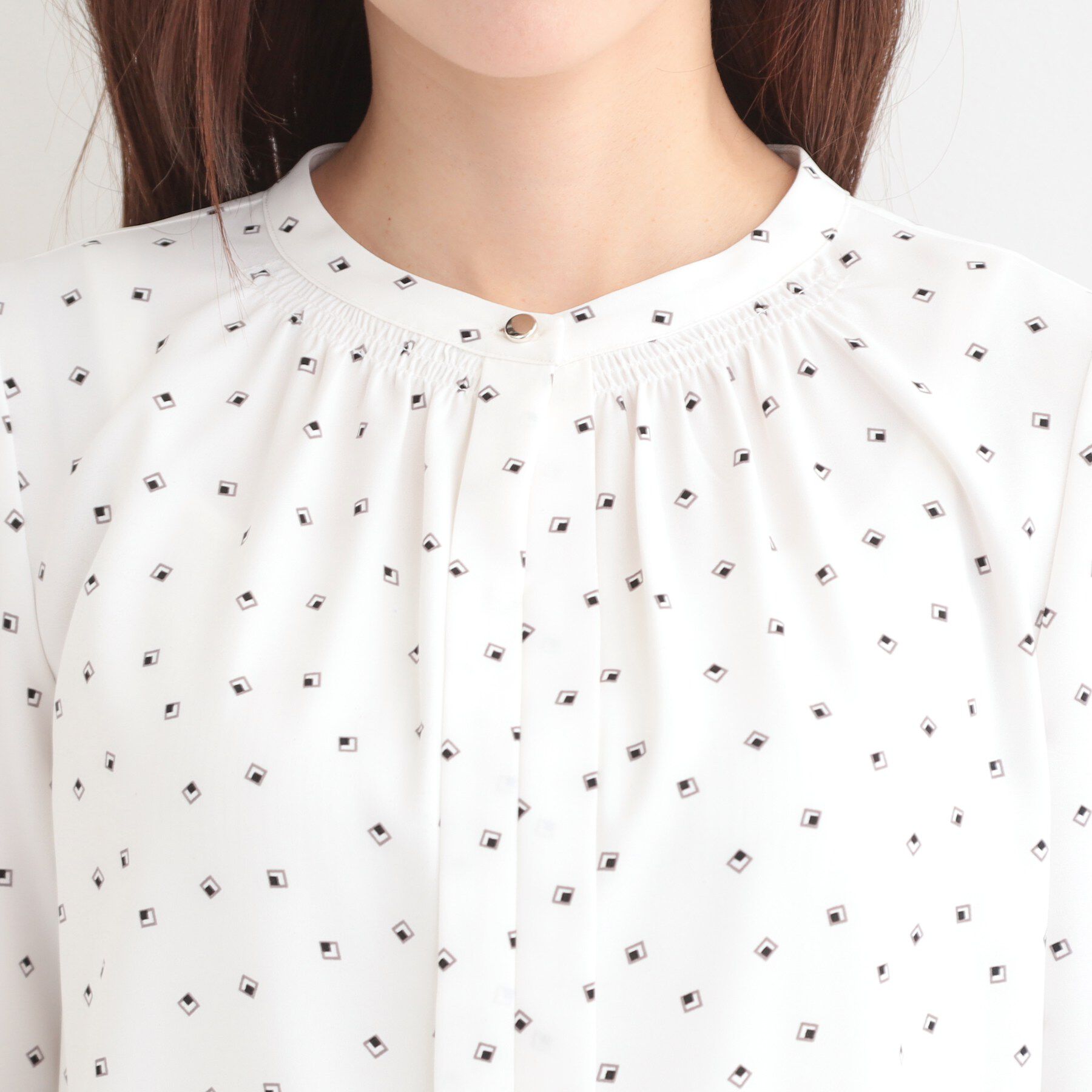 SHOO･LA･RUE「【洗濯機可/吸水速乾】メタルボタンがアクセント ふんわりギャザーブラウス」|シャツ・ブラウス|