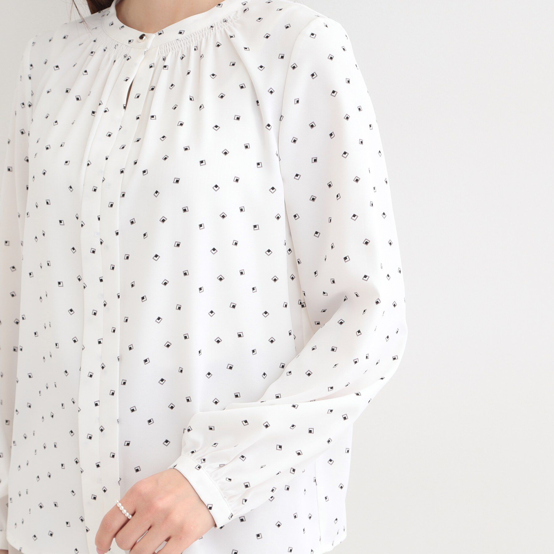 SHOO･LA･RUE「【洗濯機可/吸水速乾】メタルボタンがアクセント ふんわりギャザーブラウス」|シャツ・ブラウス|