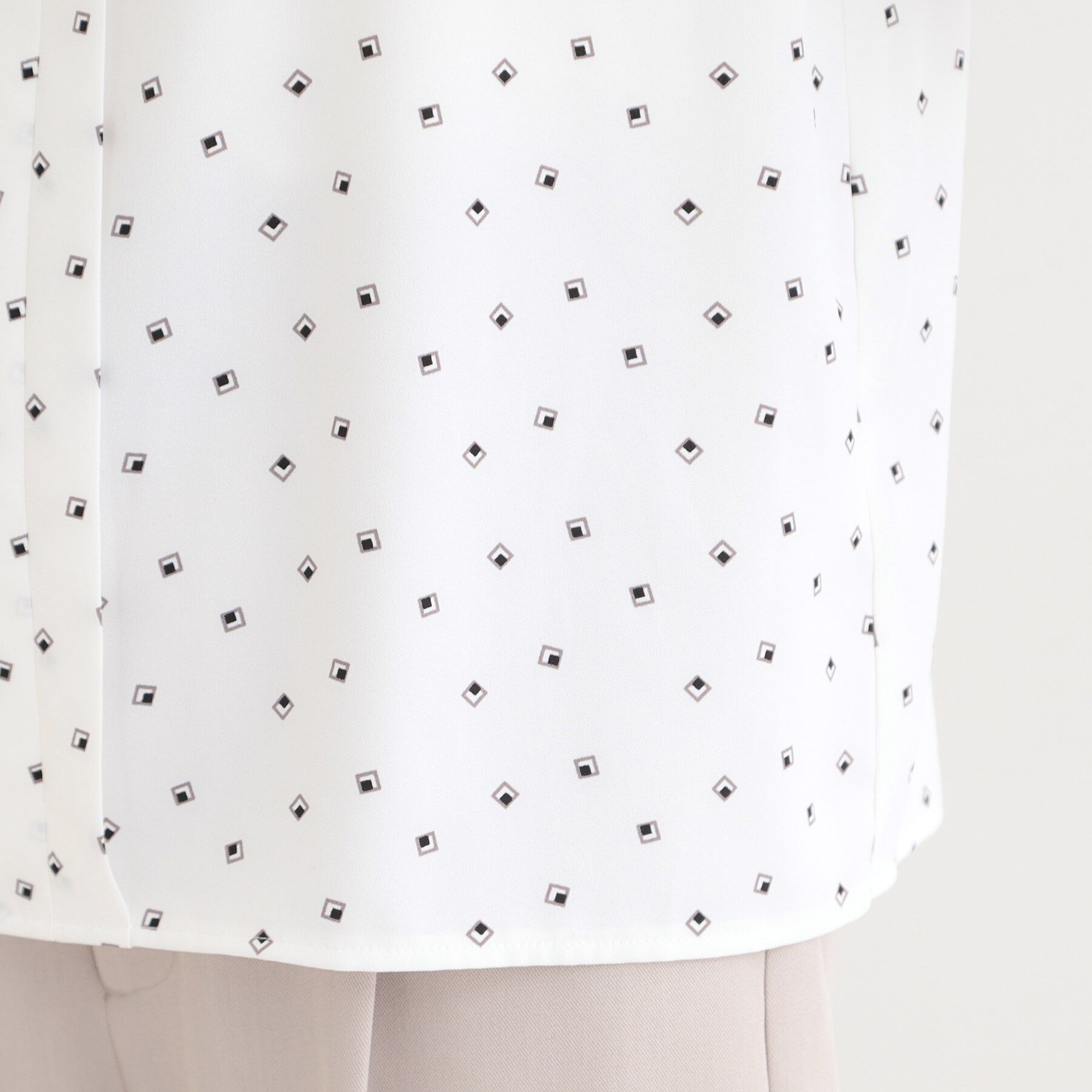 SHOO･LA･RUE「【洗濯機可/吸水速乾】メタルボタンがアクセント ふんわりギャザーブラウス」|シャツ・ブラウス|