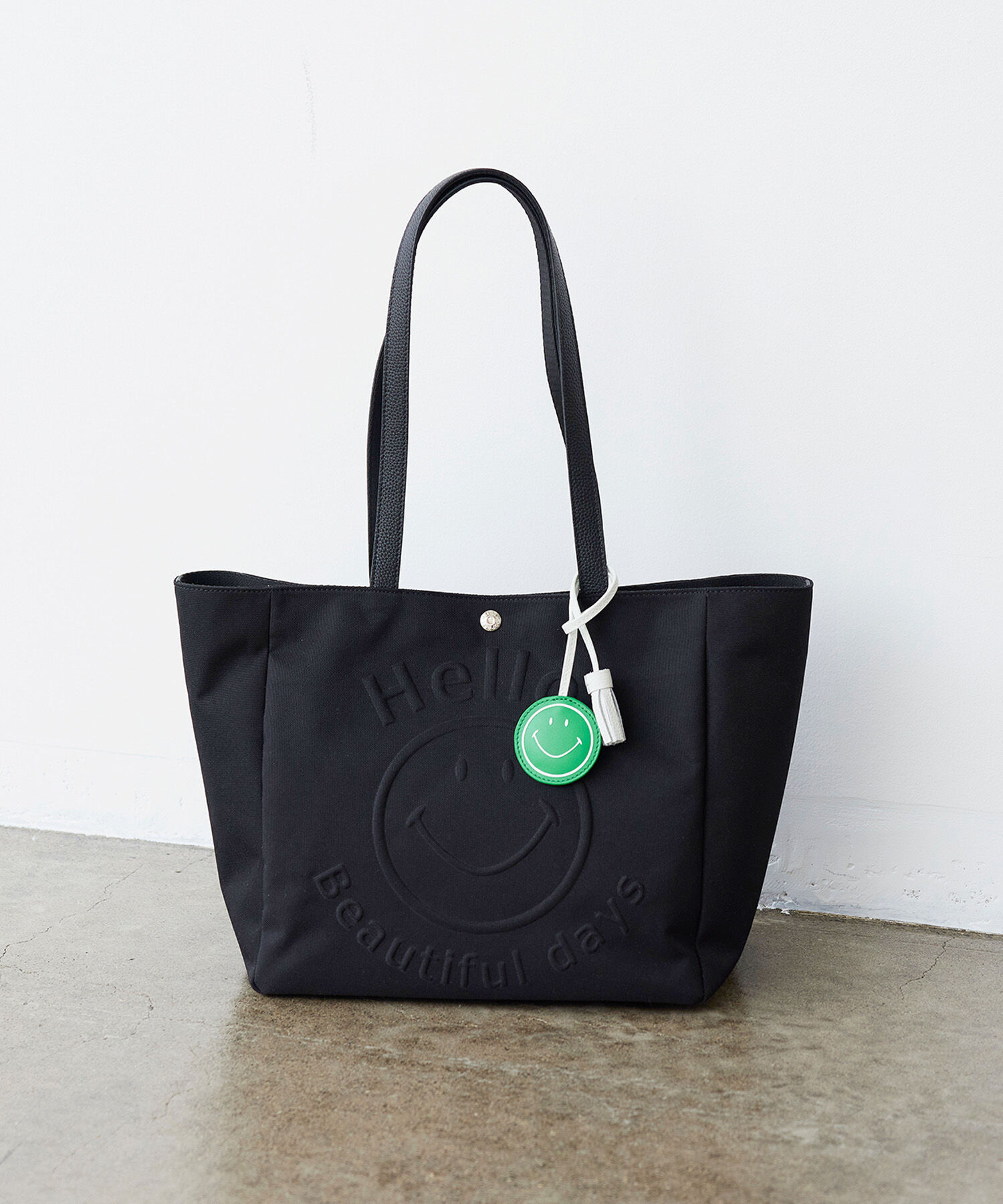 TOPKAPI BREATH「【Breath TOPKAPI】SMILE COLLECTION エンボス スマイル ビッグ トートバッグ /スマイルチャーム付き」|トートバッグ|ブラック