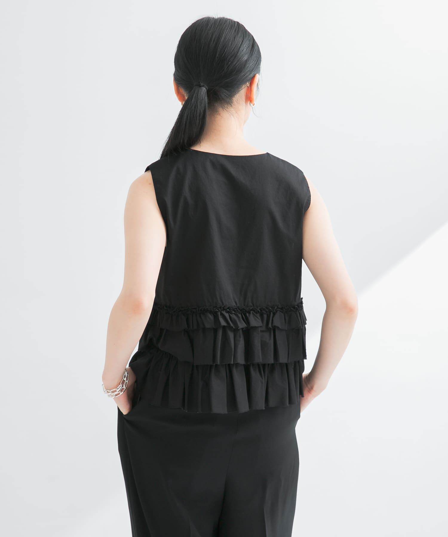 URBAN RESEARCH「ノースリーブフリルブラウス」|シャツ・ブラウス|