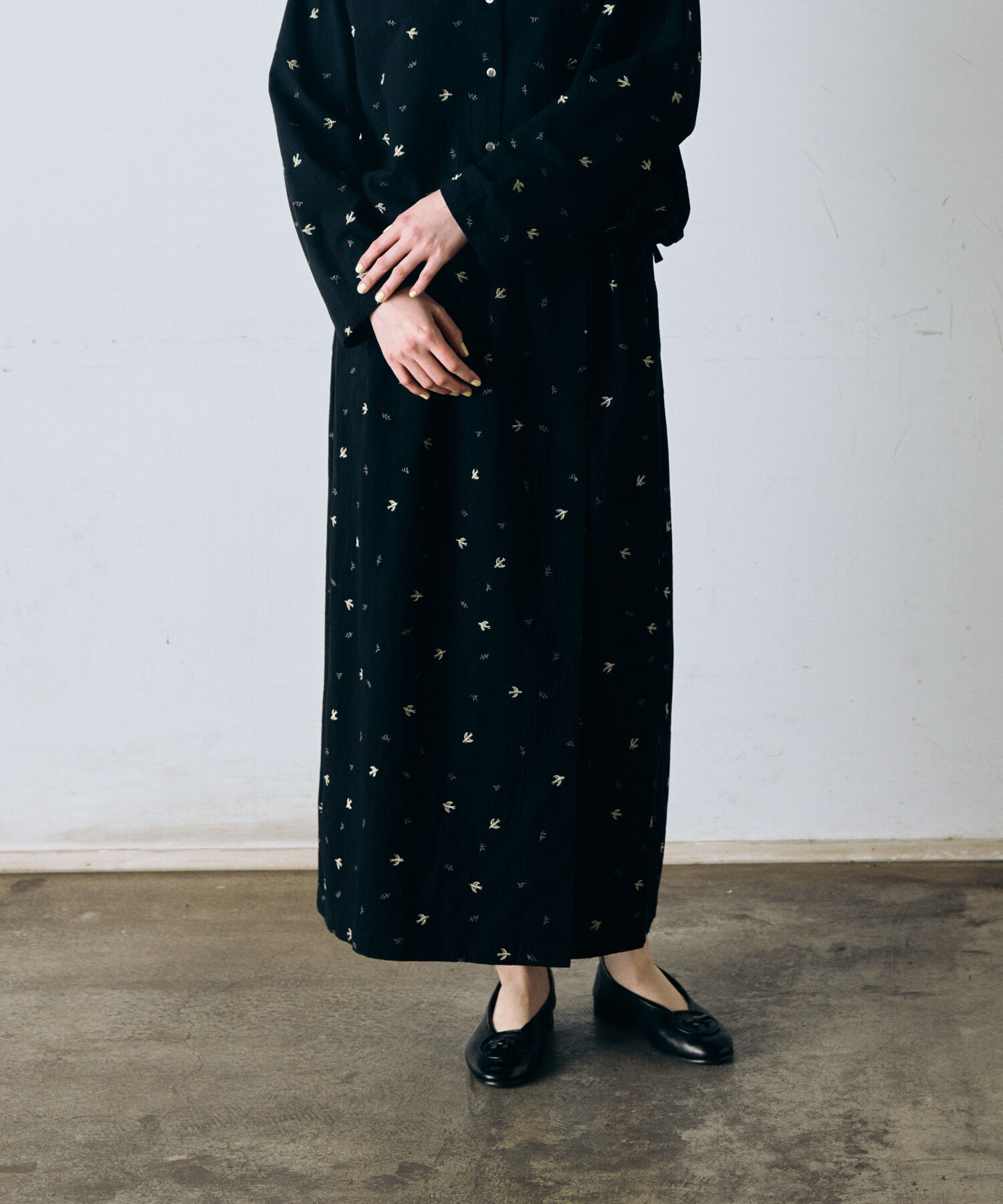 かぐれ「ツバメ刺繍ラップスカート」|スカート|ブラック