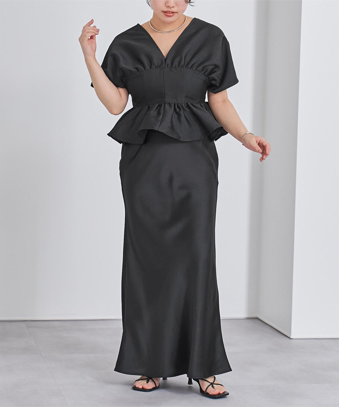 ur's「ﾃﾞｨｰﾌﾟVﾈｯｸｸﾛｯﾌﾟﾄﾞﾌﾘﾙﾄｯﾌﾟｽ」|Tシャツ・カットソー|